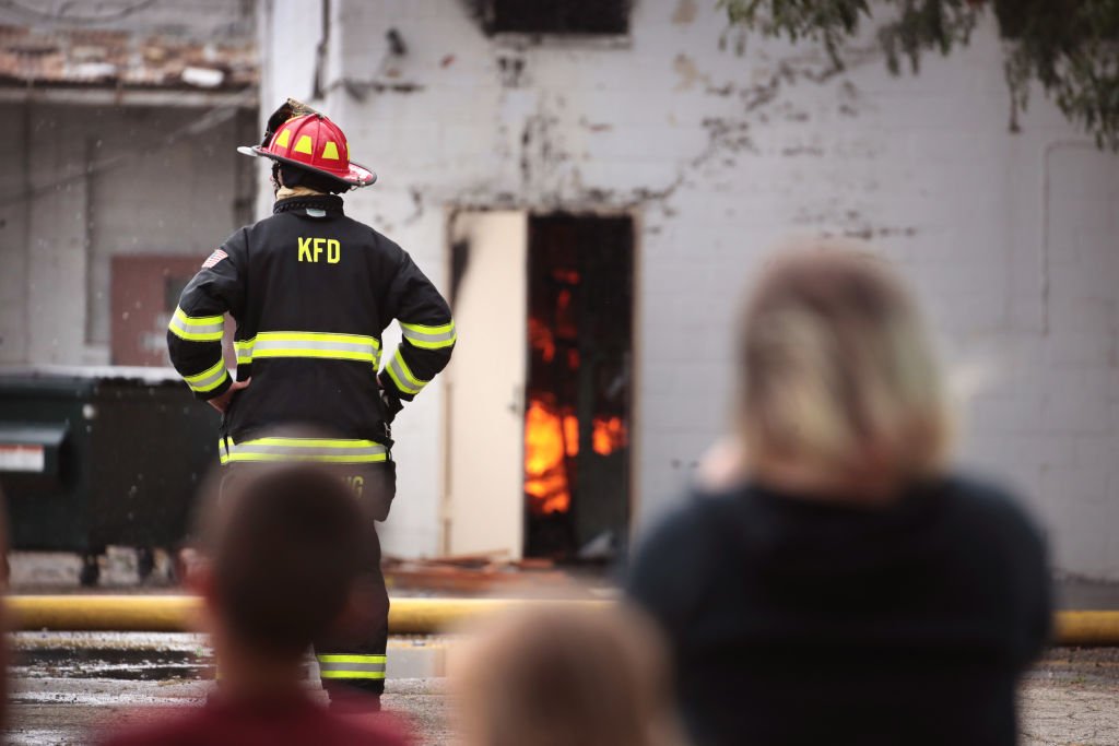 A firefighter looks on during a mission on August 25, 2020 in Kenosha, Wisconsin | Photo: Getty Images