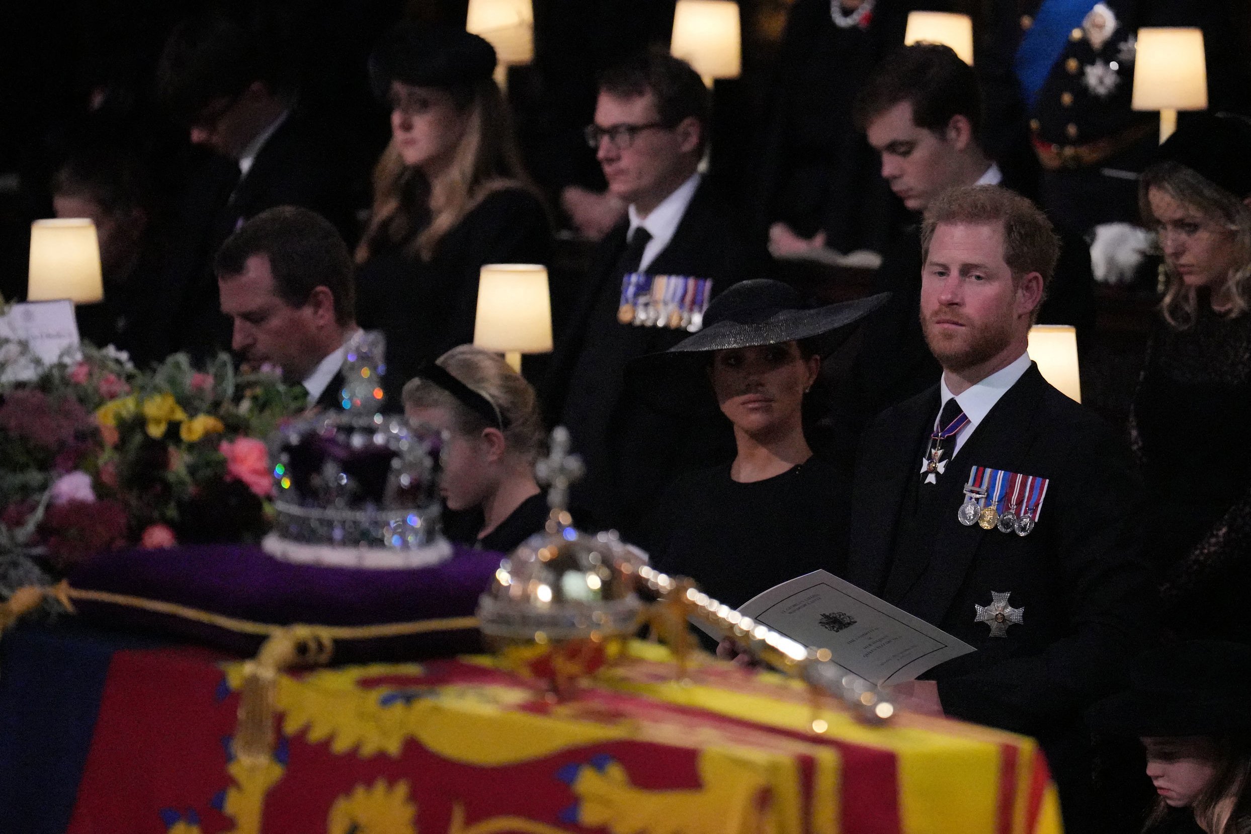 La duquesa Meghan y el príncipe Harry en el servicio de compromiso de la reina Elizabeth II de Gran Bretaña en la capilla de Saint George dentro del castillo de Windsor el 19 de septiembre de 2022 | Foto: Getty Images