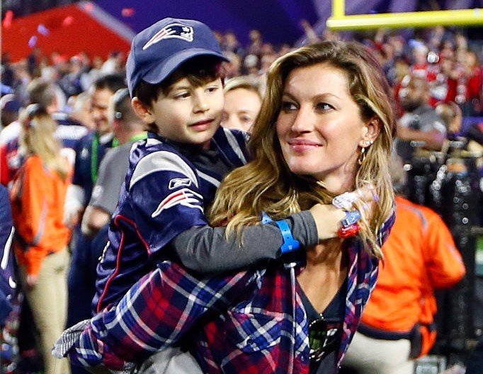 Gisele Bundchen walks on the field with son Benjamin Brody at University of Phoenix Stadium on February 1, 2015, in Glendale, Arizona. The Patriots defeated the Seahawks 28-24. | Source: Getty Images