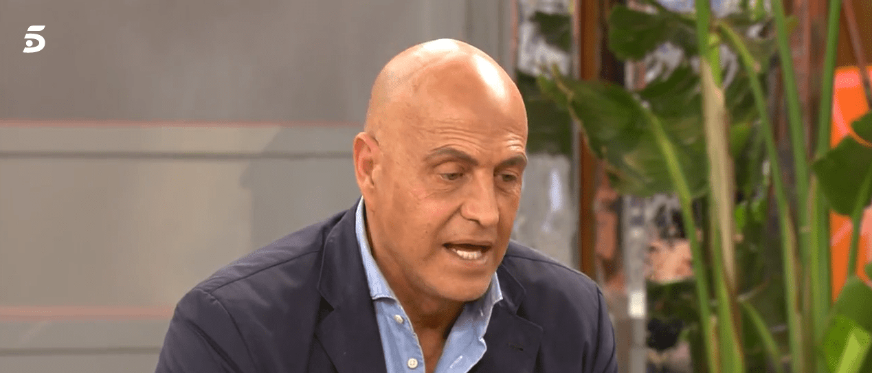 Kiko Matamoros en el plató de "Sálvame" demuestra su enfado con Álvaro Lobo. | Foto: Telecinco