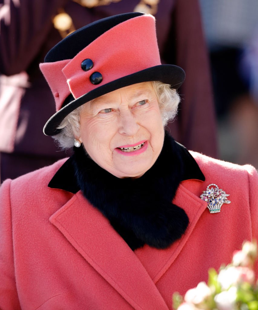 Queen Elizabeth II (wearing her Flower Basket Brooch) visits Queen's Square on November 3, 2006 | Photo: Getty Images