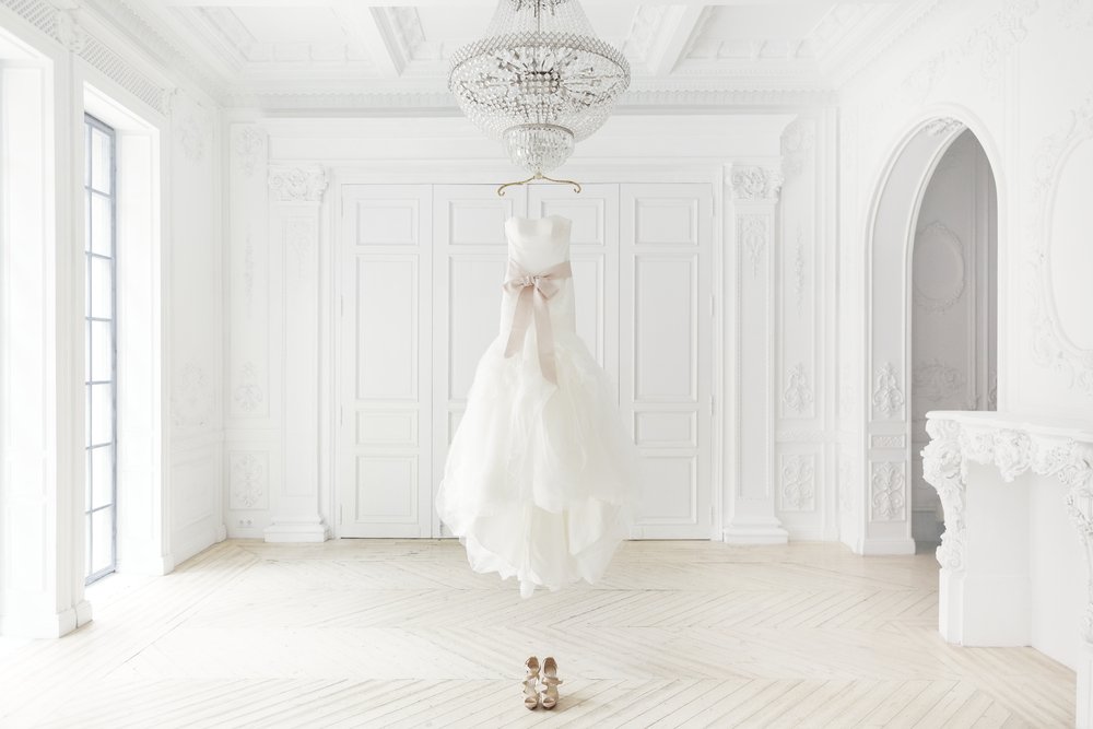A photo of a wedding dress in a gallery. | Photo: Shutterstock