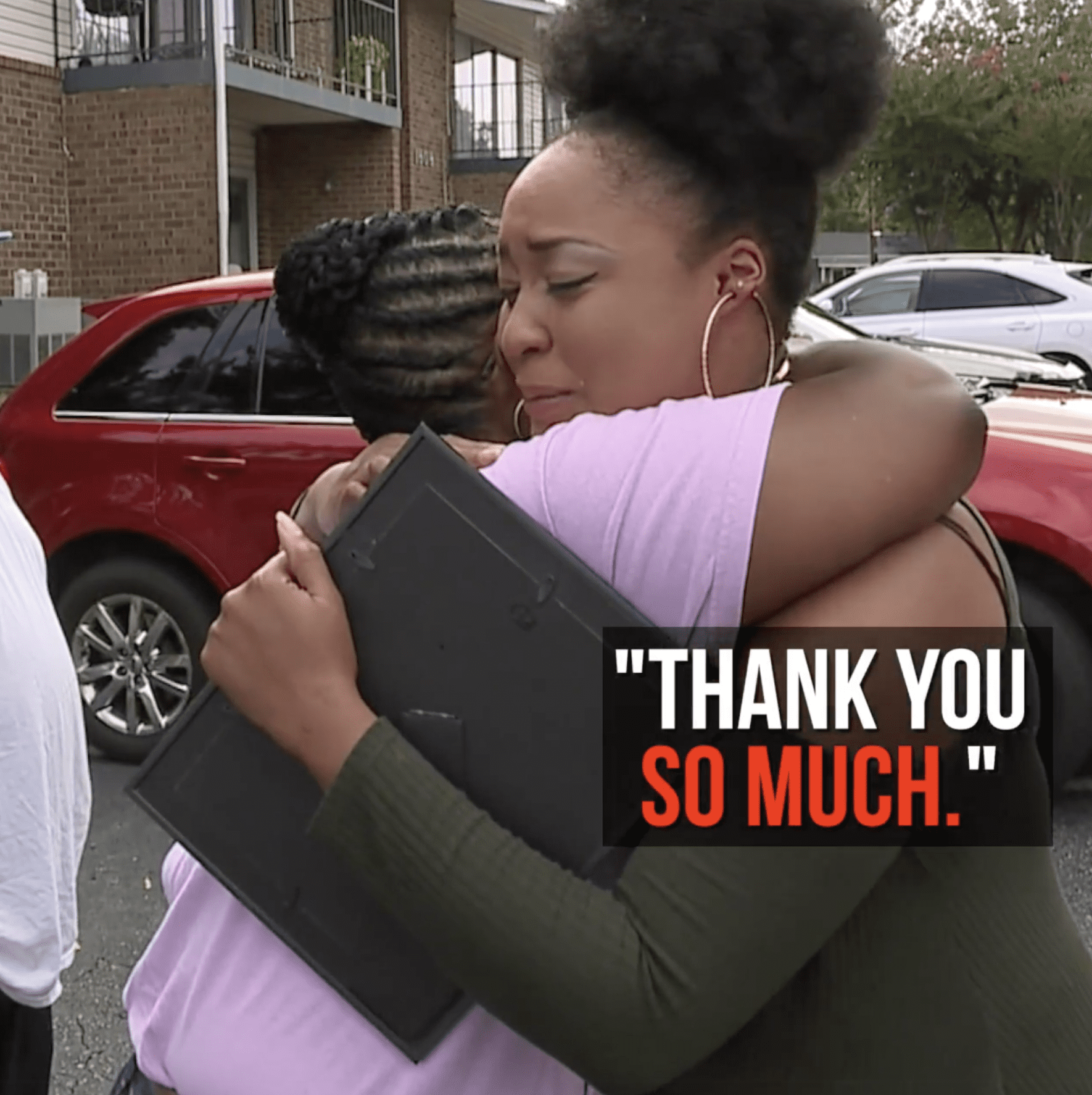 Angel hugging McNair on their emotional reunion seventeen years laters outside the same apartment. | Photo: www.facebook.com/fox8news