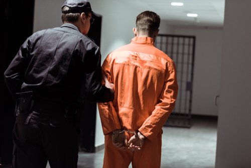 Un gardien amenant un prisonnier jusqu'à sa cellule. l Source: Shutterstock