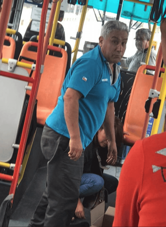 El chofer del autobús tras subir la caja. Fuente: Facebook/ksadjkashfasd