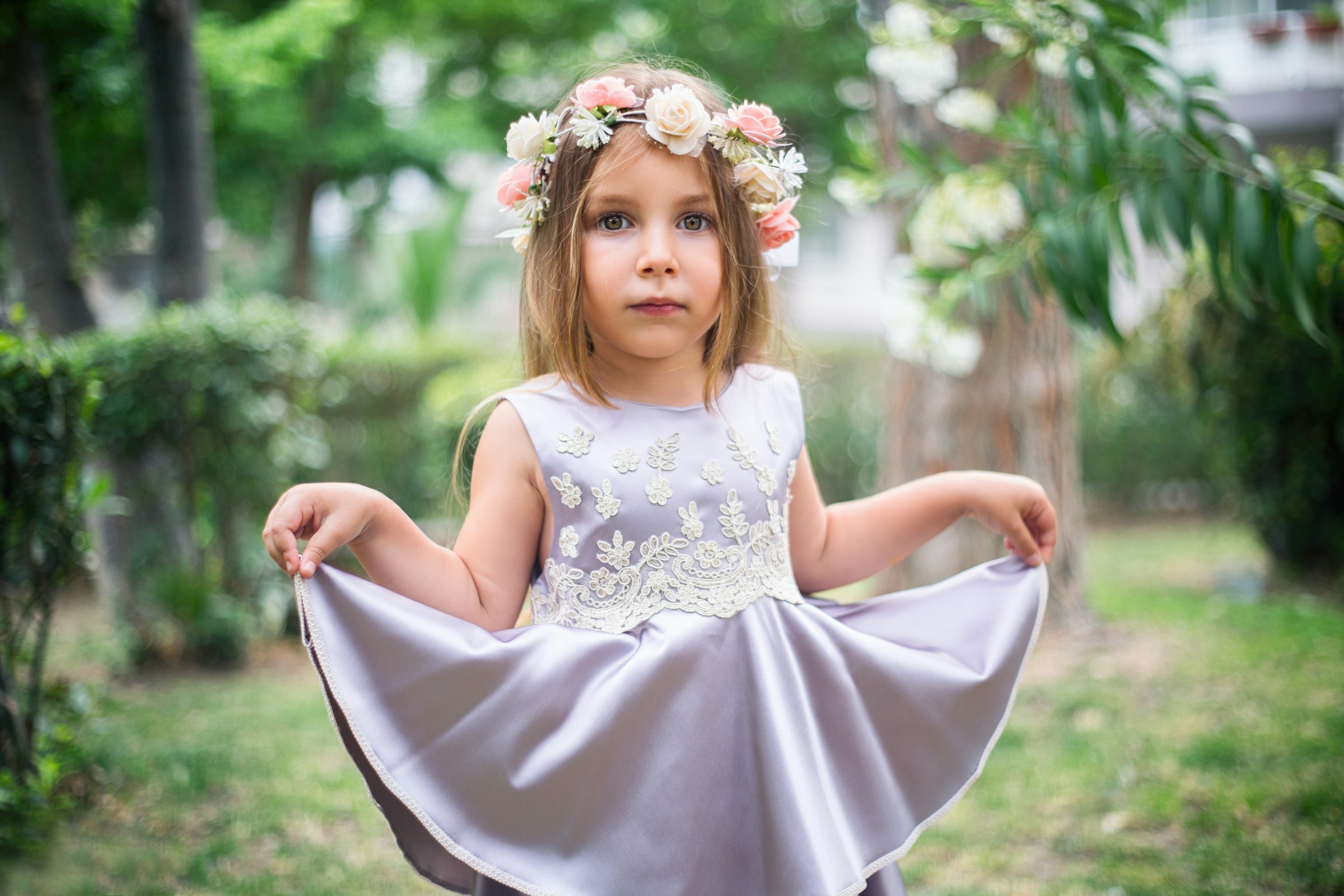 Little girl dressed as a flower girl | Source: Unsplash