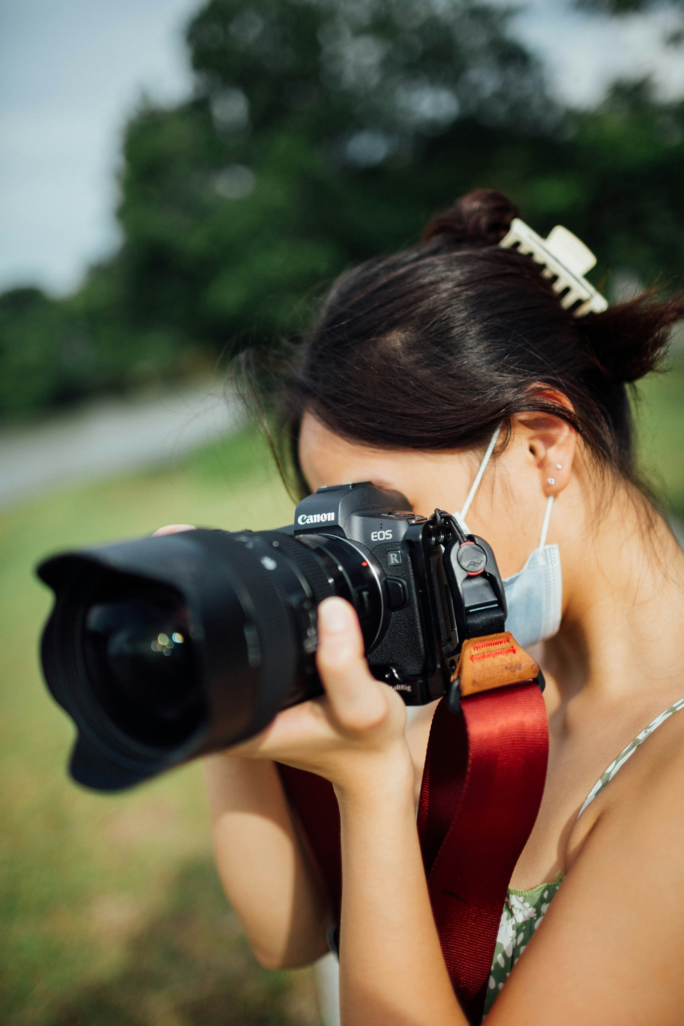 A woman holding a DSLR camera | Source: Unsplash