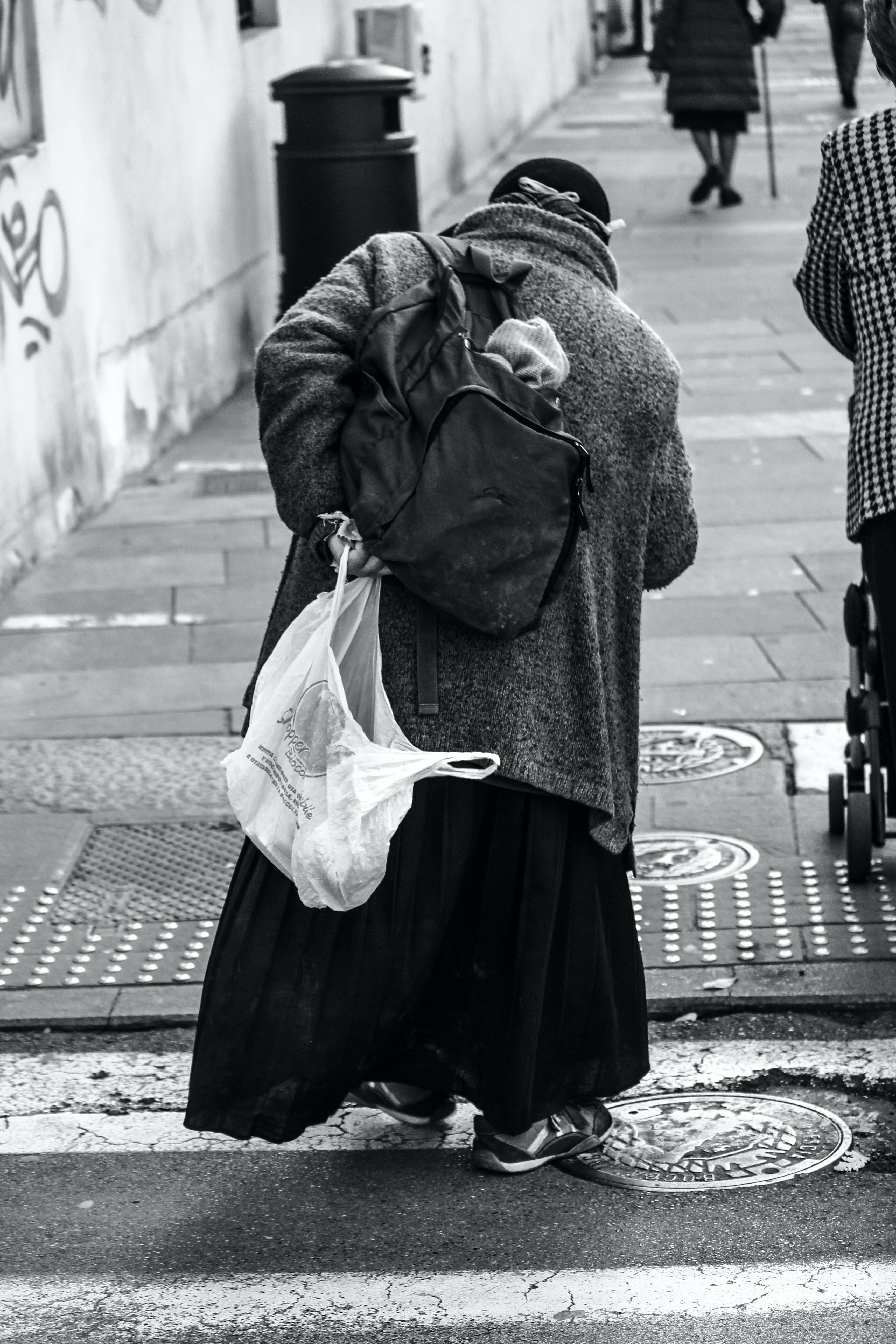 Anciana sin hogar. | Foto: Pexels