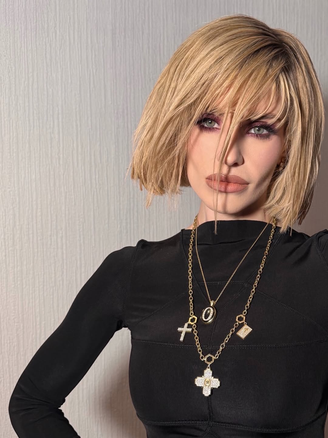 Kelly Osbourne poses for a photo, dated 22 March 2026. | Source: Instagram/makeupwithjourdan