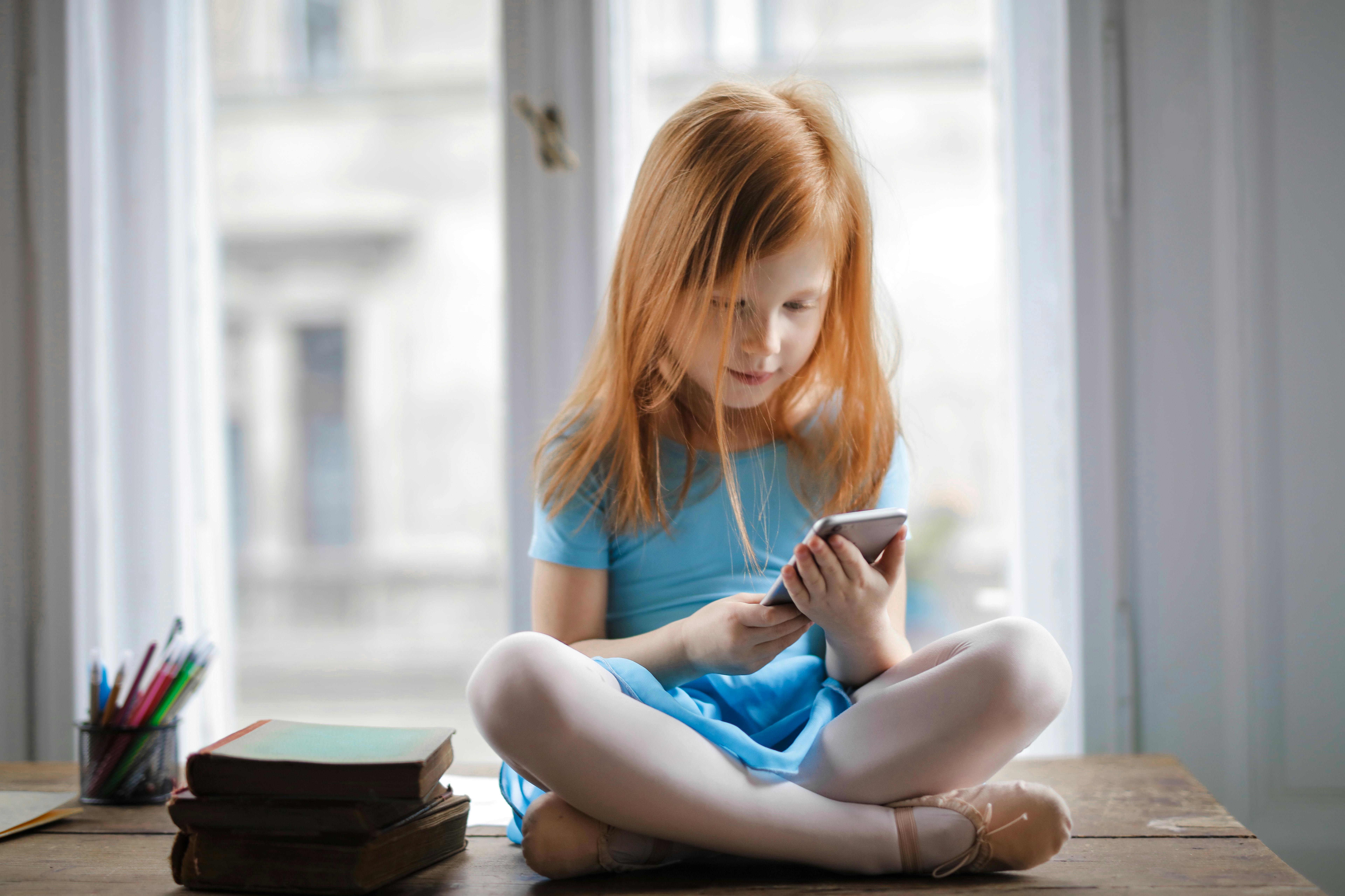 A little girl using a cellphone | Source: Pexels