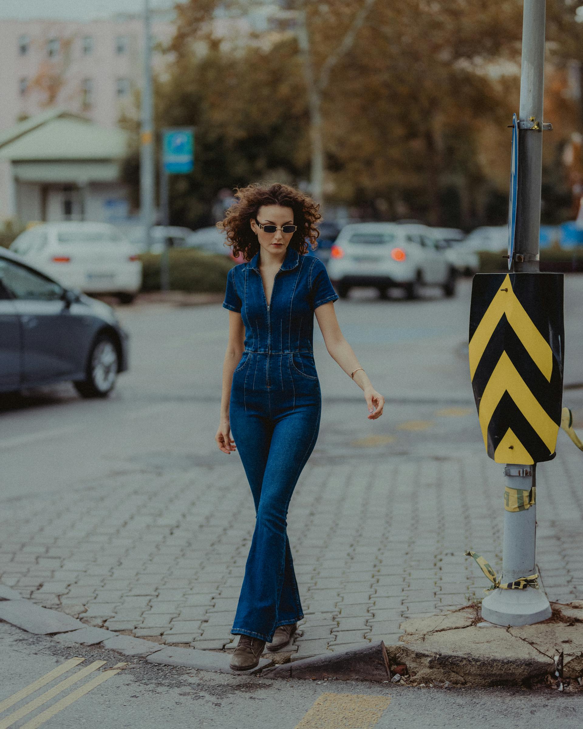 A woman walking down the street | Source: Pexels