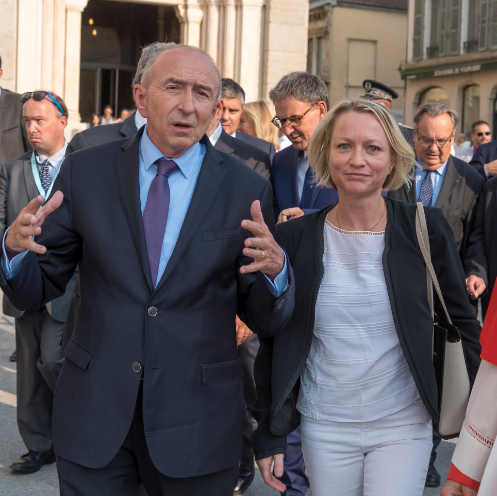Gérard Collomb, ministre de l'Intérieur en compagnie de sa femme Caroline sur le parvis de la Basilique Notre-Dame de Fourvière le 8 septembre 2017 à Lyon, France. | Photo : Getty Images