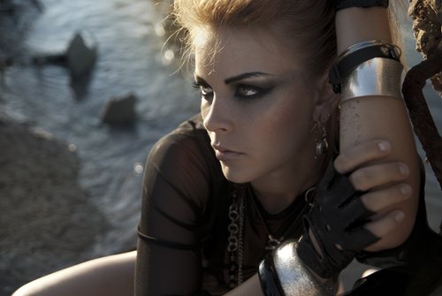 Chica con intenso maquillaje rockero. | Fuente: Shutterstock