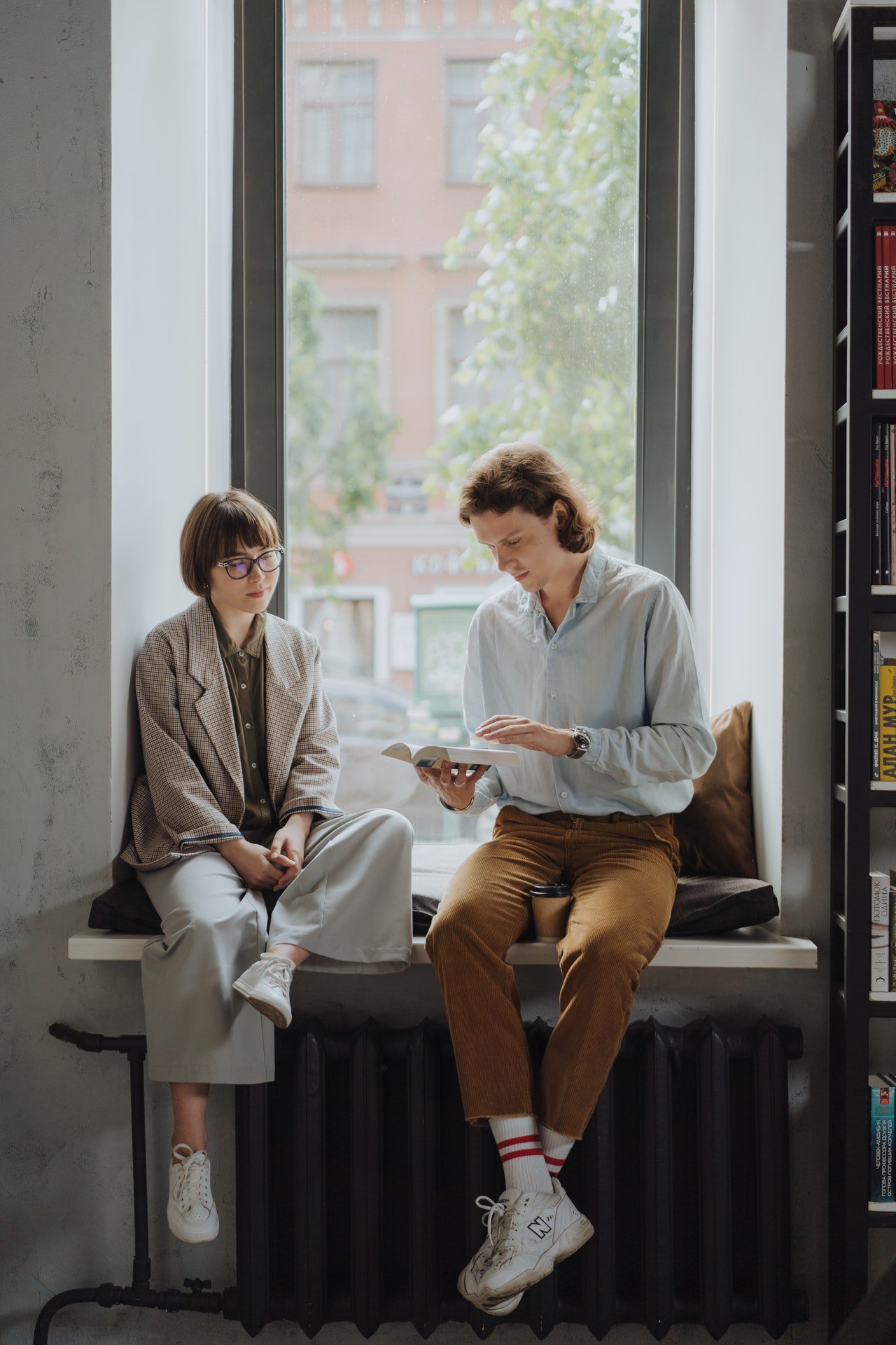 A man and a woman having a discussion | Photo: Pexels