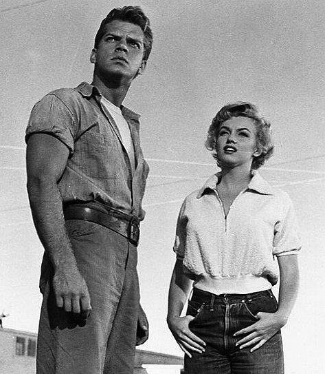 Keith Andes and Marilyn Monroe in the 1952 film, "Clash by Night" | Source: Wikimedia