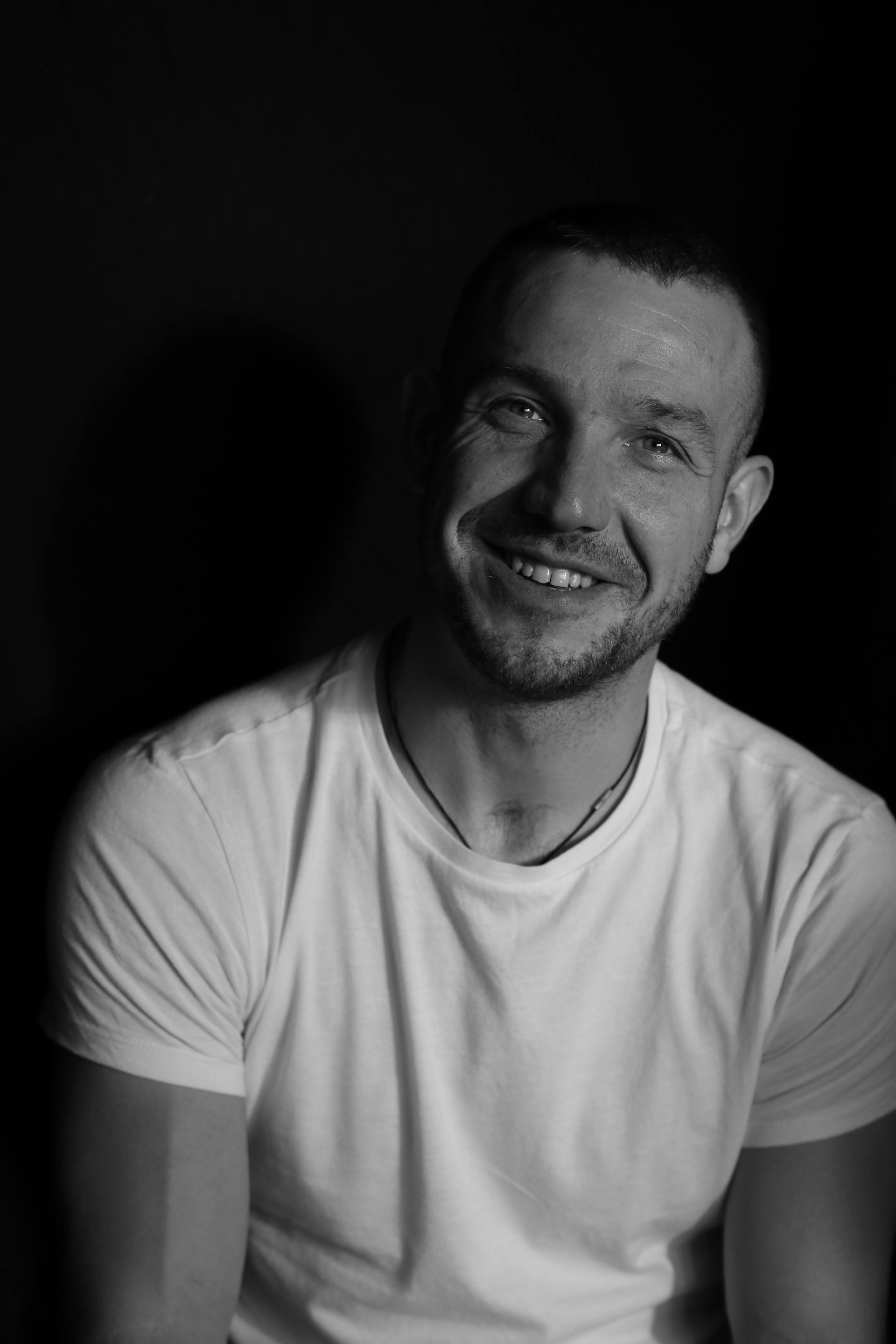 A grayscale photo of a smiling man | Source: Pexels