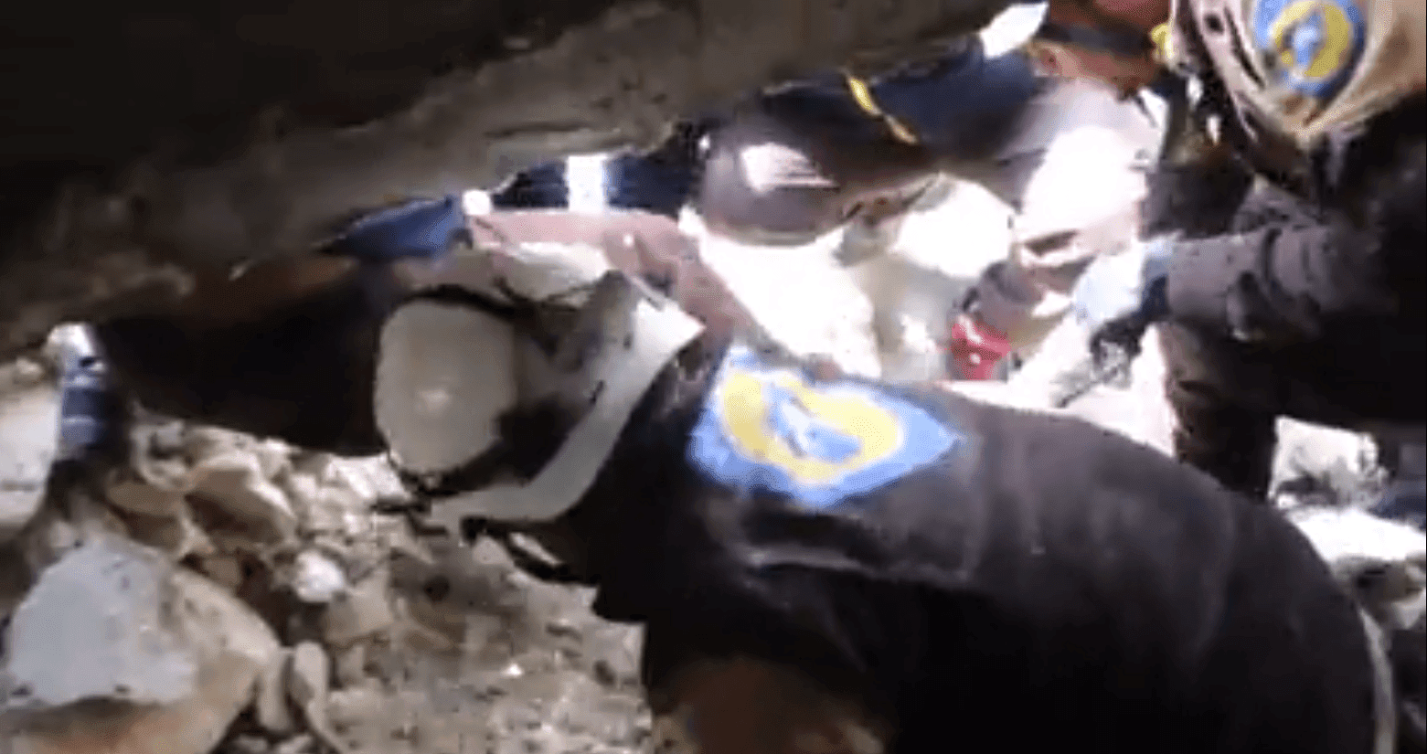 White Helmets filmados apresurándose para remover escombros para rescatar a dos cachorros. Fuente: YouTube / Daily Mail White Helmets filmados apresurándose para remover escombros para rescatar a dos cachorros. Fuente: YouTube / Daily Mail