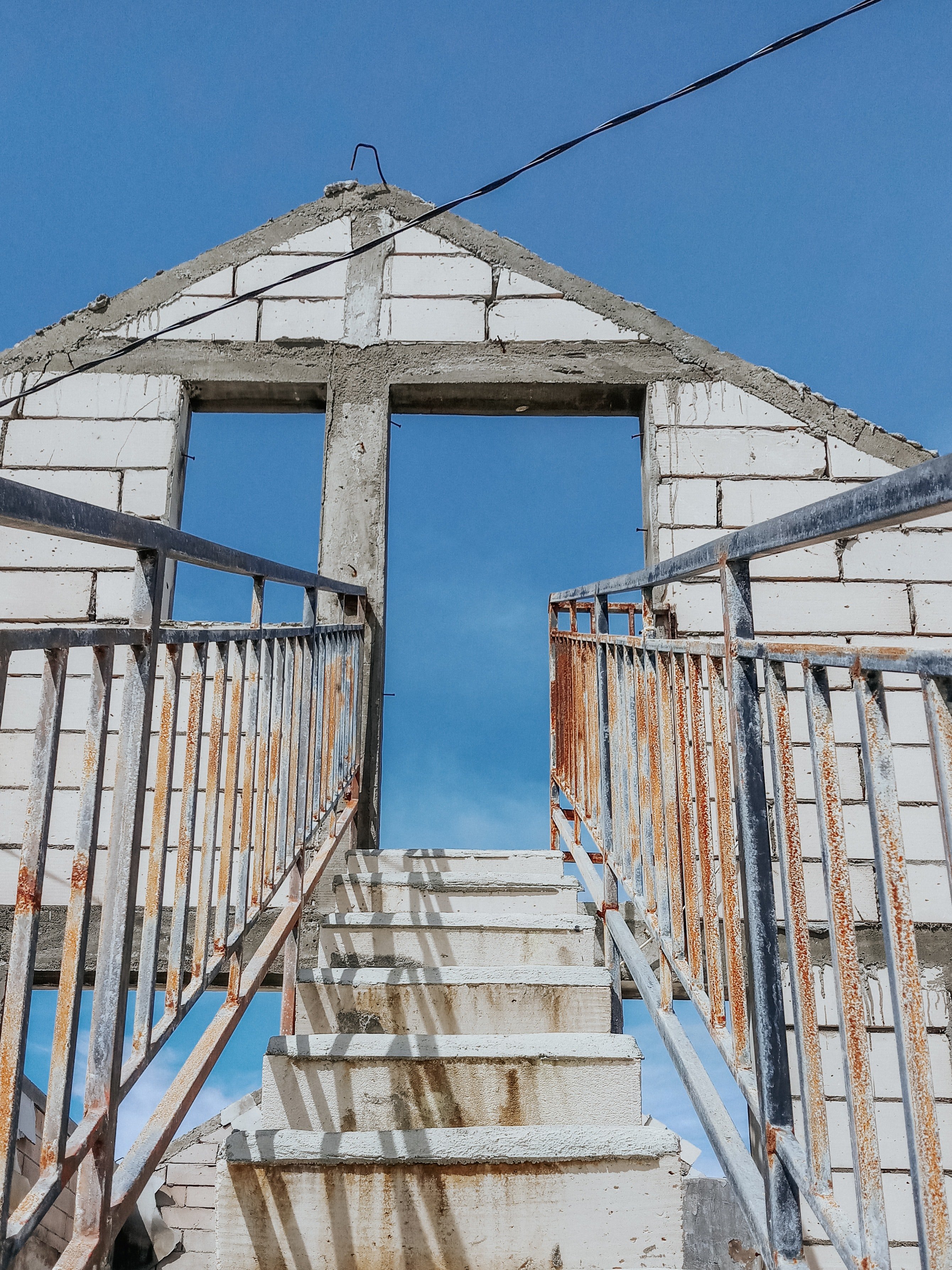 Tess' house was ruined by the earthquake and she had no place to stay. | Source: Pexels