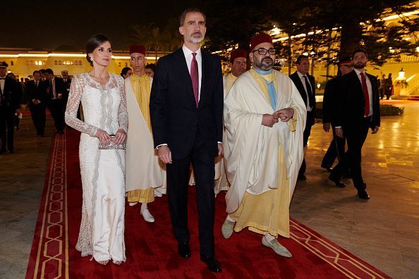 El rey Felipe VI de España, el rey Mohammed VI de Marruecos y la reina Letizia de España en la cena de gala en el Palacio Real en Rabat, Marruecos. Fuente: Getty Images