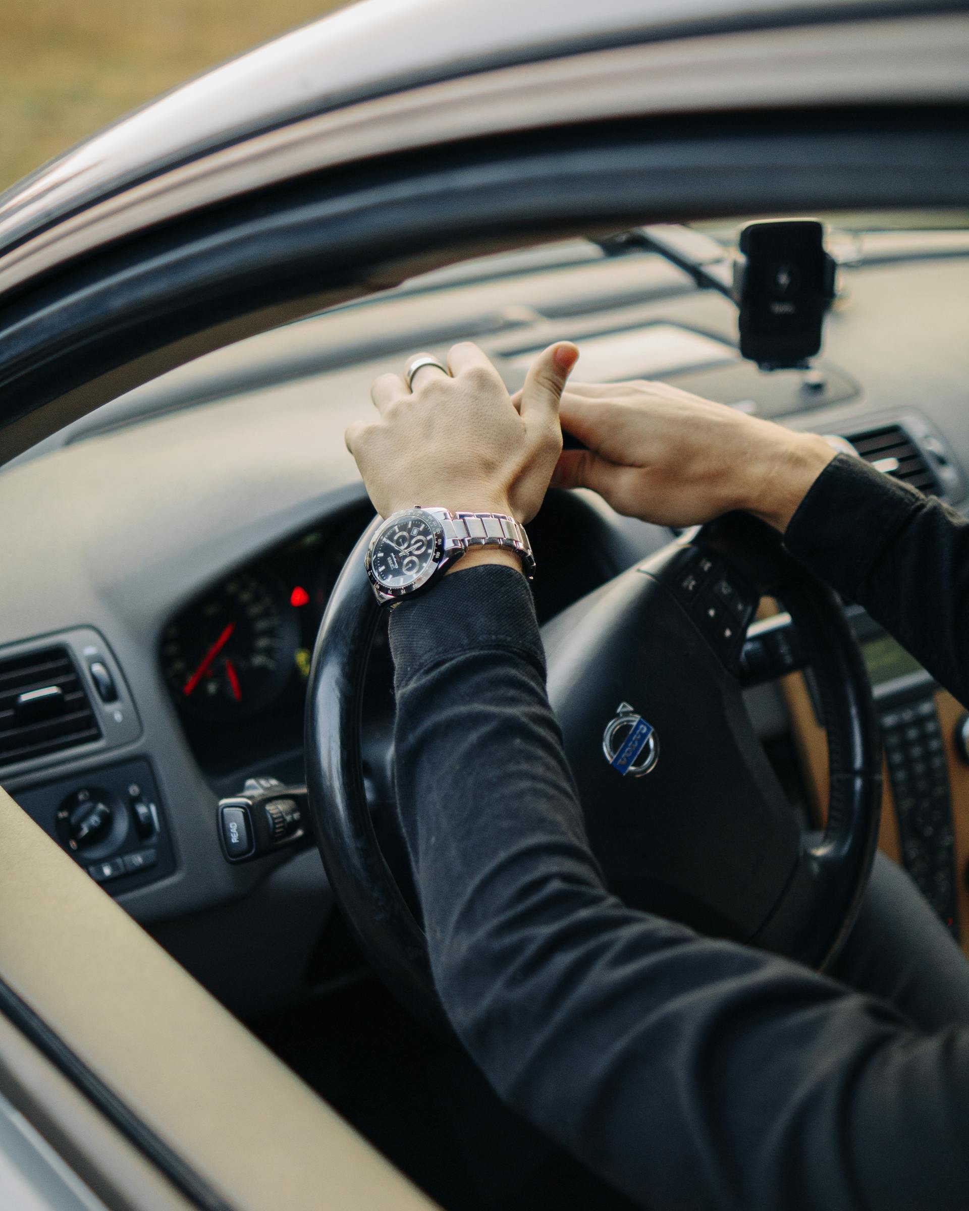 A man holding the steering wheel | Source: Pexels