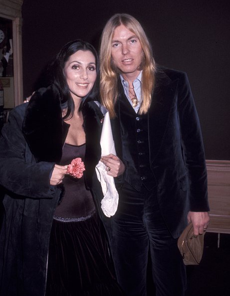Cher and Gregg Allman leave the Georgetown Inn in Washington, DC on January 21, 1977 | Photo: Getty Images