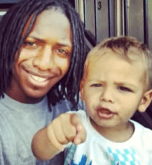 Jeremiah Sampson and his son Hilkyah. | Source: youtube.com/HLN