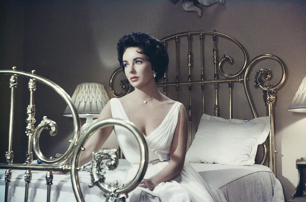 Schauspielerin Elizabeth Taylor (1932-2011) spielt die Hauptrolle in dem MGM-Film "Cat On A Hot Tin Roof", 1958. | Quelle: Getty Images