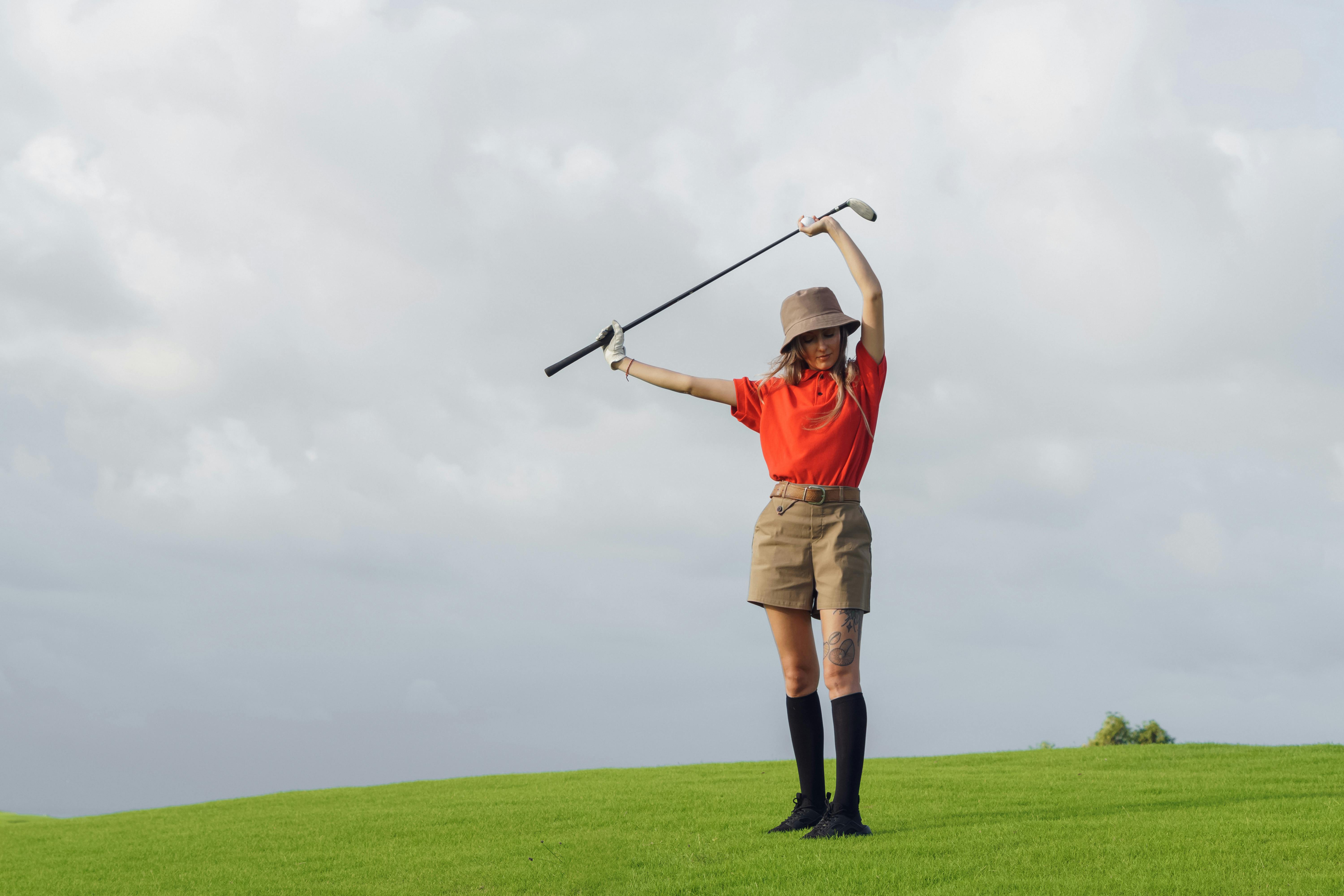 A woman playing golf in shorts | Source: Pexels