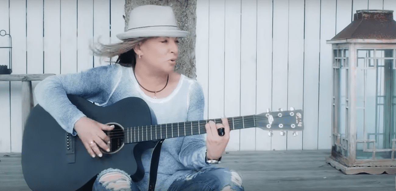 Ana María Polo cantando y tocando la guitarra. | Fuente: Youtube / Badabun Ana María Polo cantando y tocando la guitarra. | Fuente: Youtube / Badabun