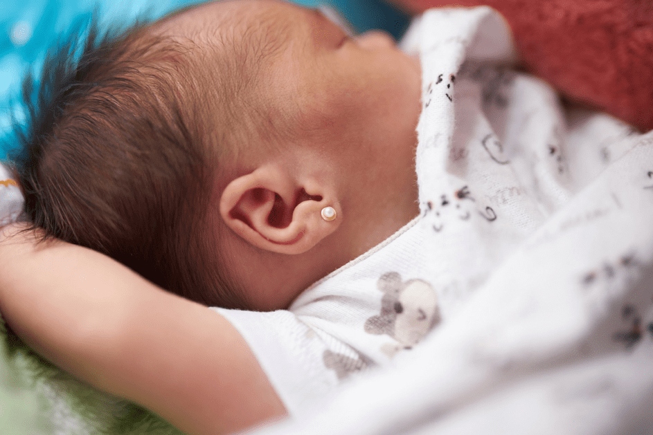 Baby mit Perlenohrringen. | Quelle: Getty Images