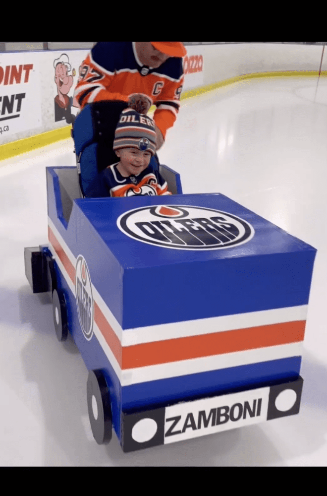 D.J. Oetting drives his son, Easton Oetting, in his Zamboni | Source: instagram.com/djoetting