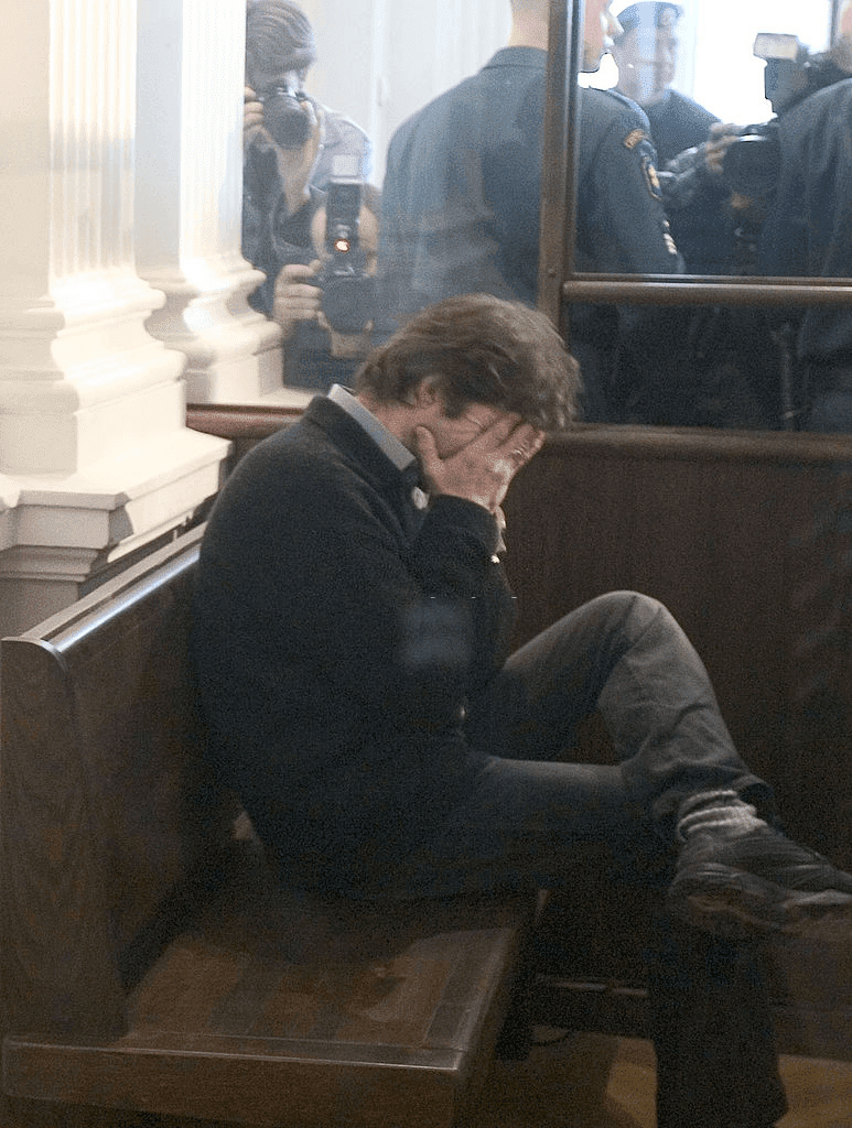 VILNIUS, LITUANIE - 16 MARS : le chanteur français Bertrand Cantat siège au tribunal le jour de l’ouverture de son procès le 16 mars 2004 à Vilnius. Cantat est accusé d'avoir assassiné sa petite amie vedette de cinéma, Marie Trintignant, qui est décédée des suites d'un conflit dans un hôtel. (Source : Getty Images)