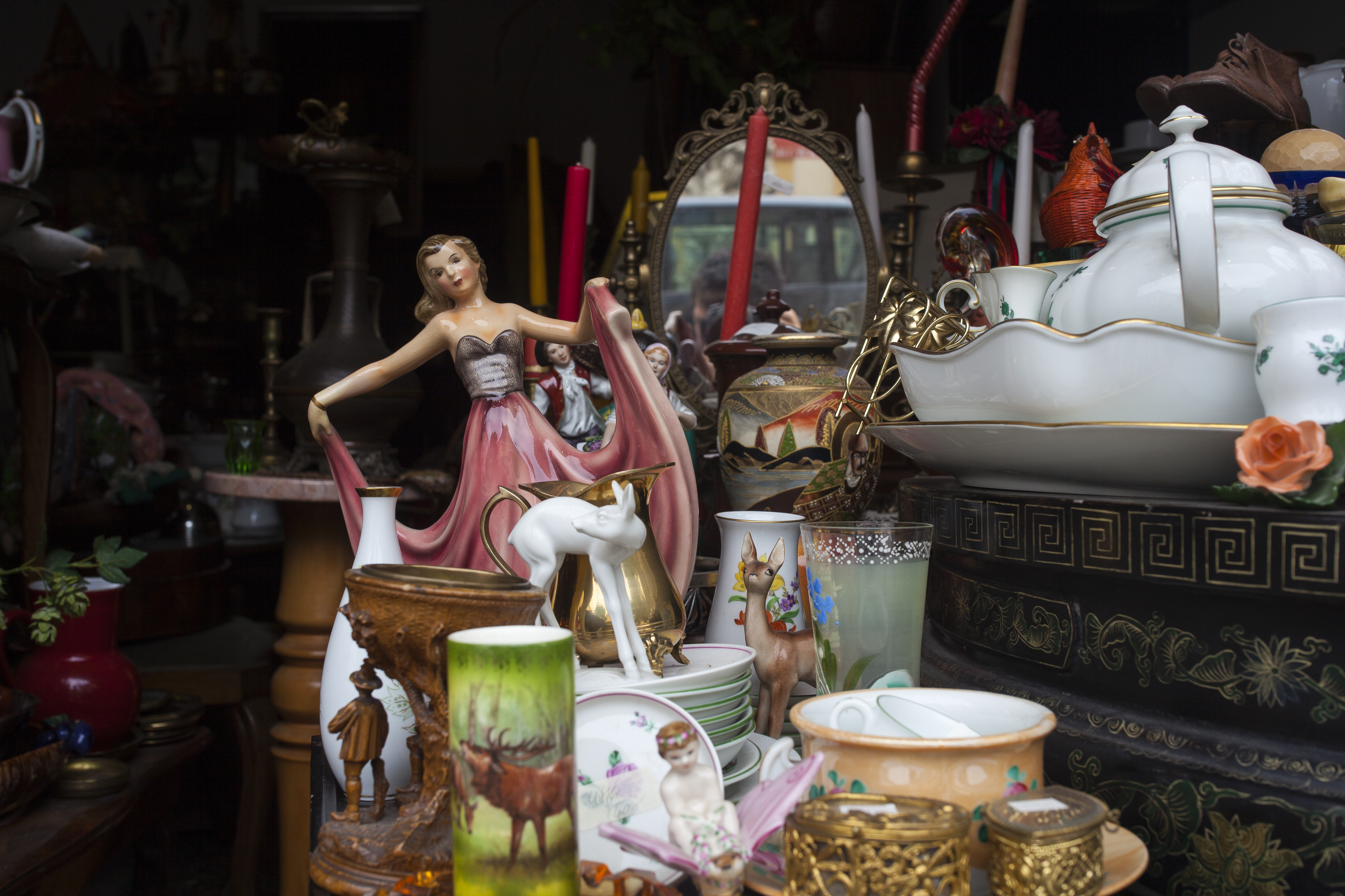 Vintage objects for sale at a garage sale | Source: Getty Images