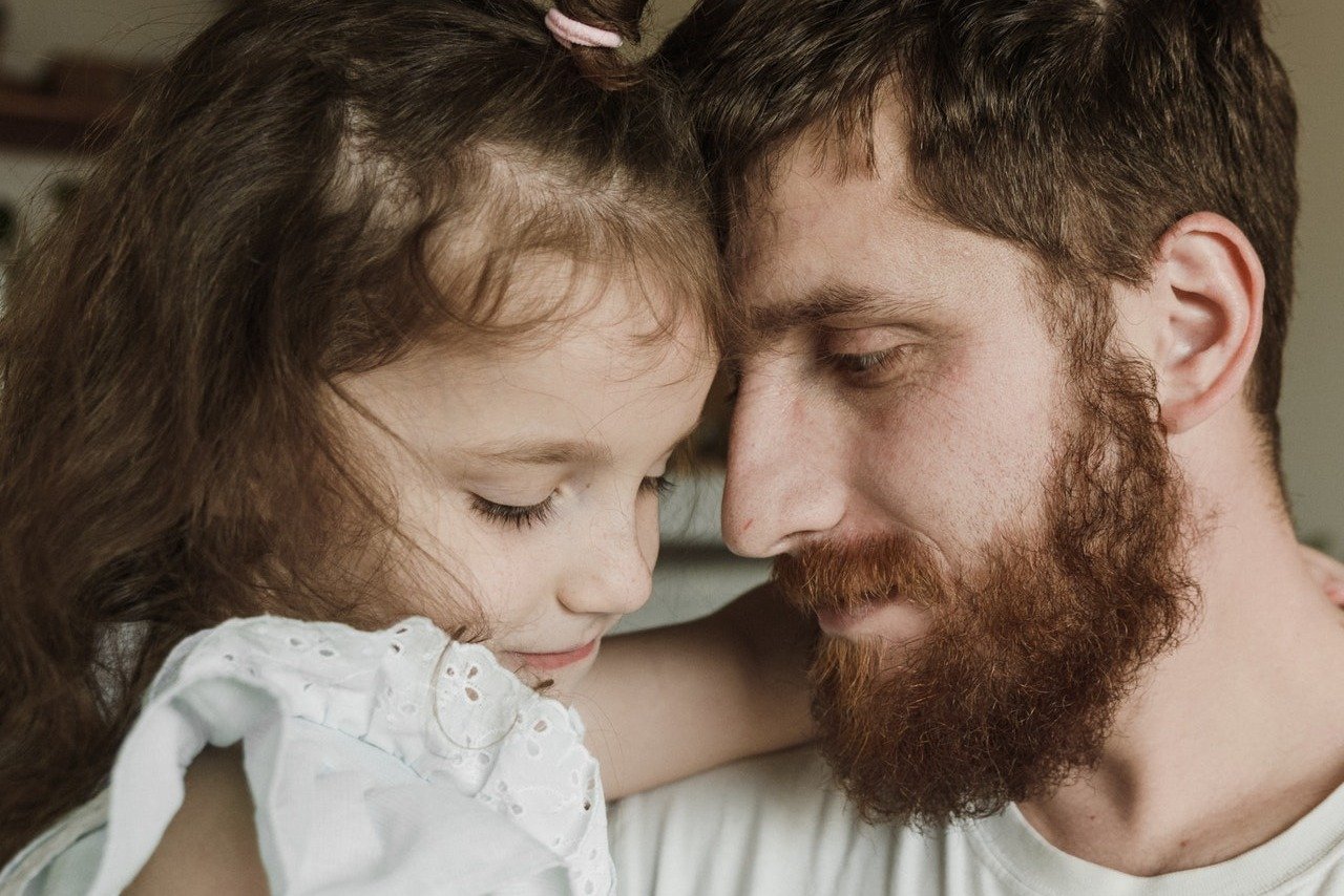 Padre e hija comparten un dulce abrazo. | Foto: Pexels