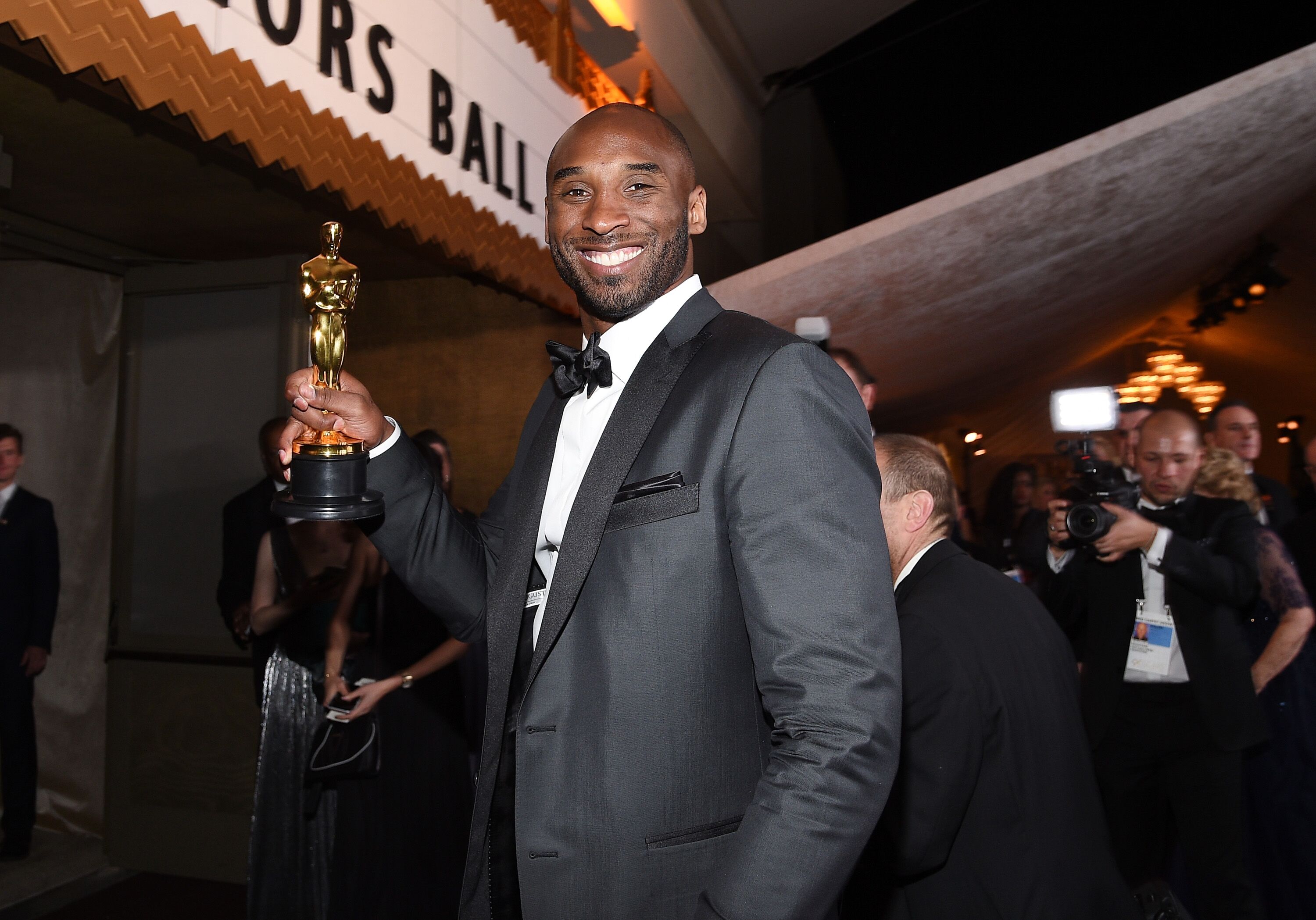 Kobe Bryant with the Oscar he won for his animated short “Dear Basketball” in 2018 | Photo: Getty Images