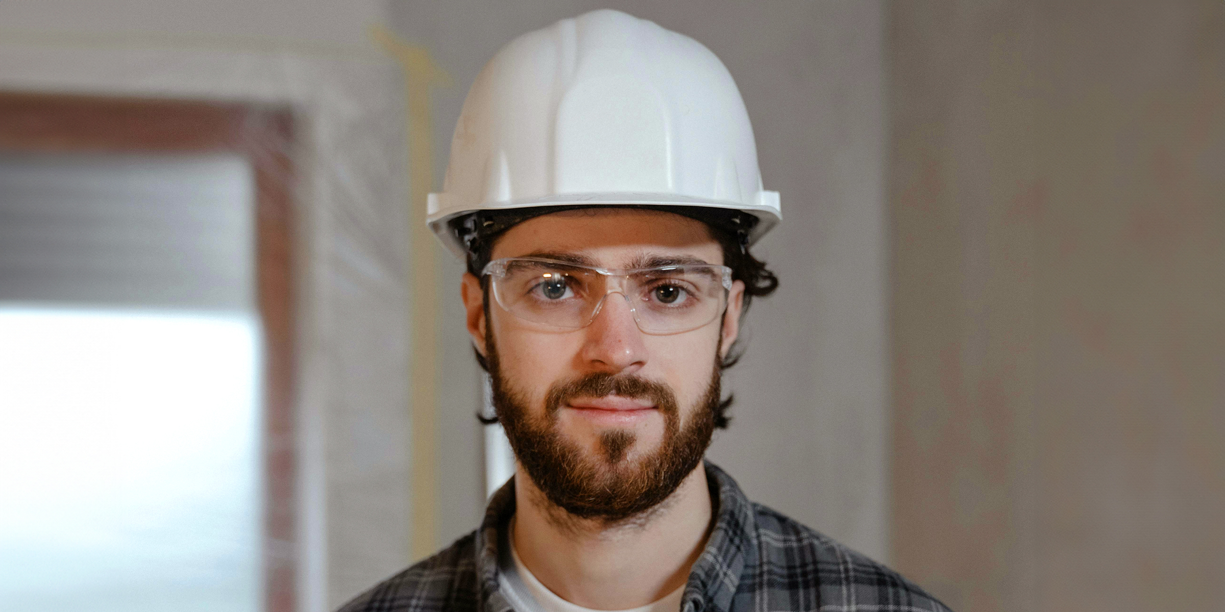 A serious-looking construction worker | Source: pexels.com/tima-miroshnichenko