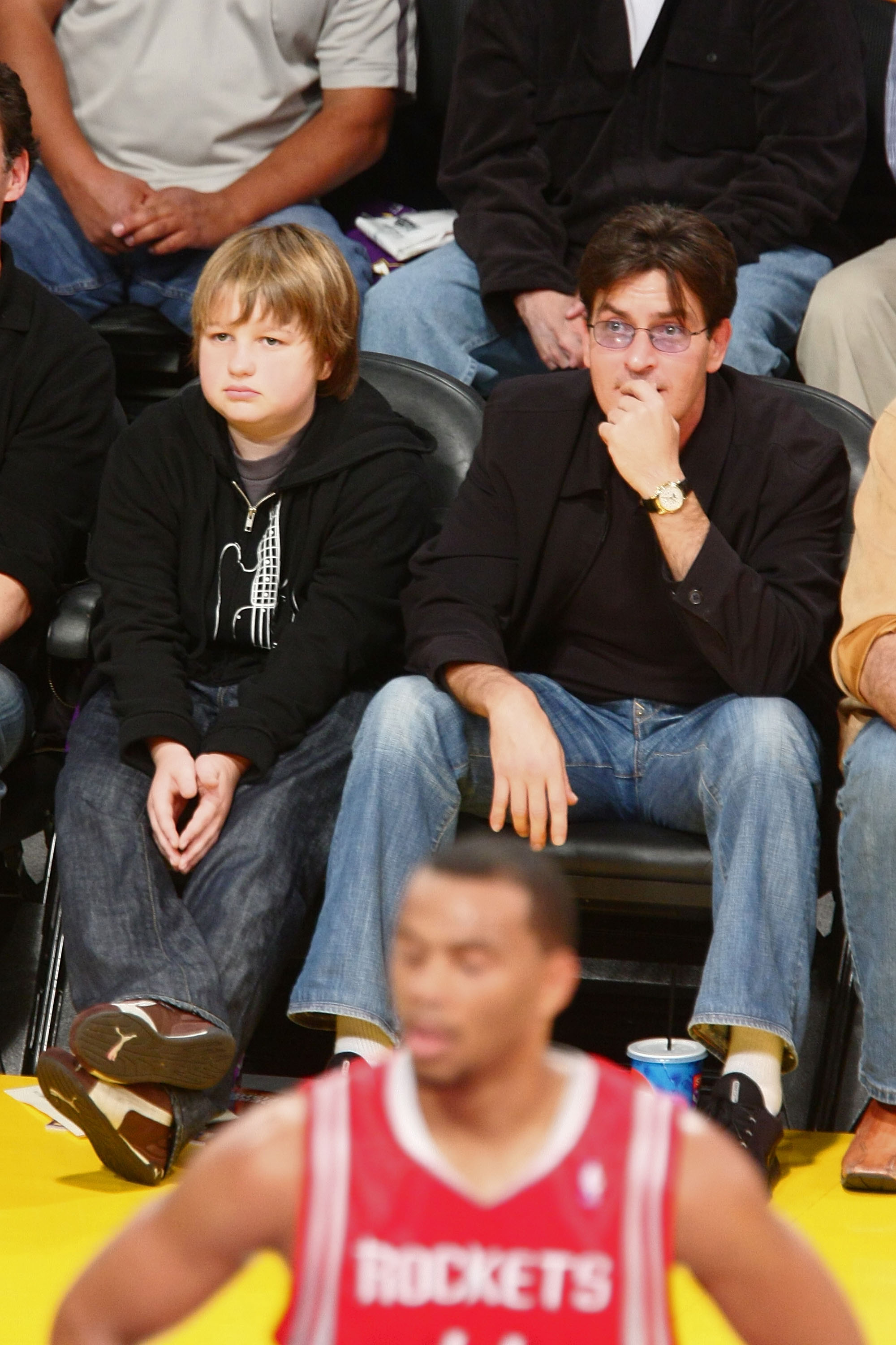 Charlie Sheen and Angus T Jones at the LA Lakers game in California in 2007 | Source: Getty Images