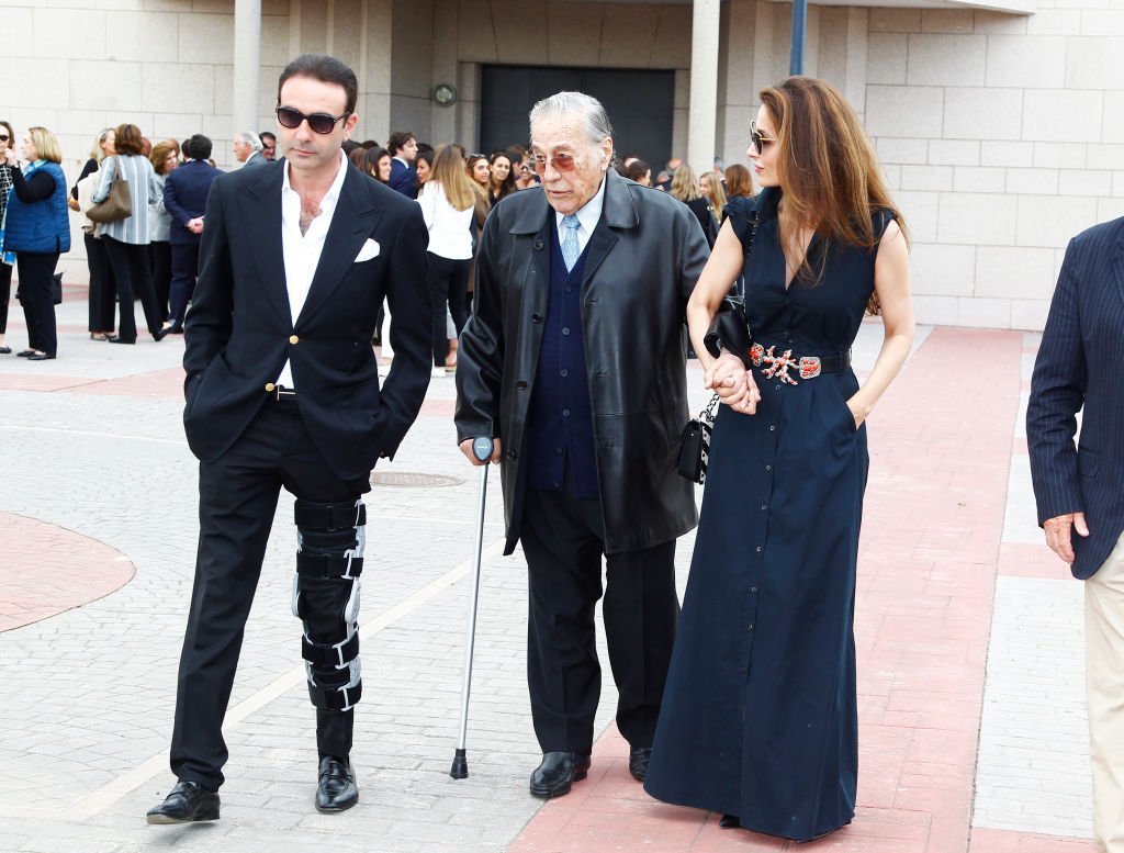 Enrique Ponce, Victoriano Valencia y Paloma Cuevas en el funeral de Fernando Domecq, 2019. | Foto: Getty Images