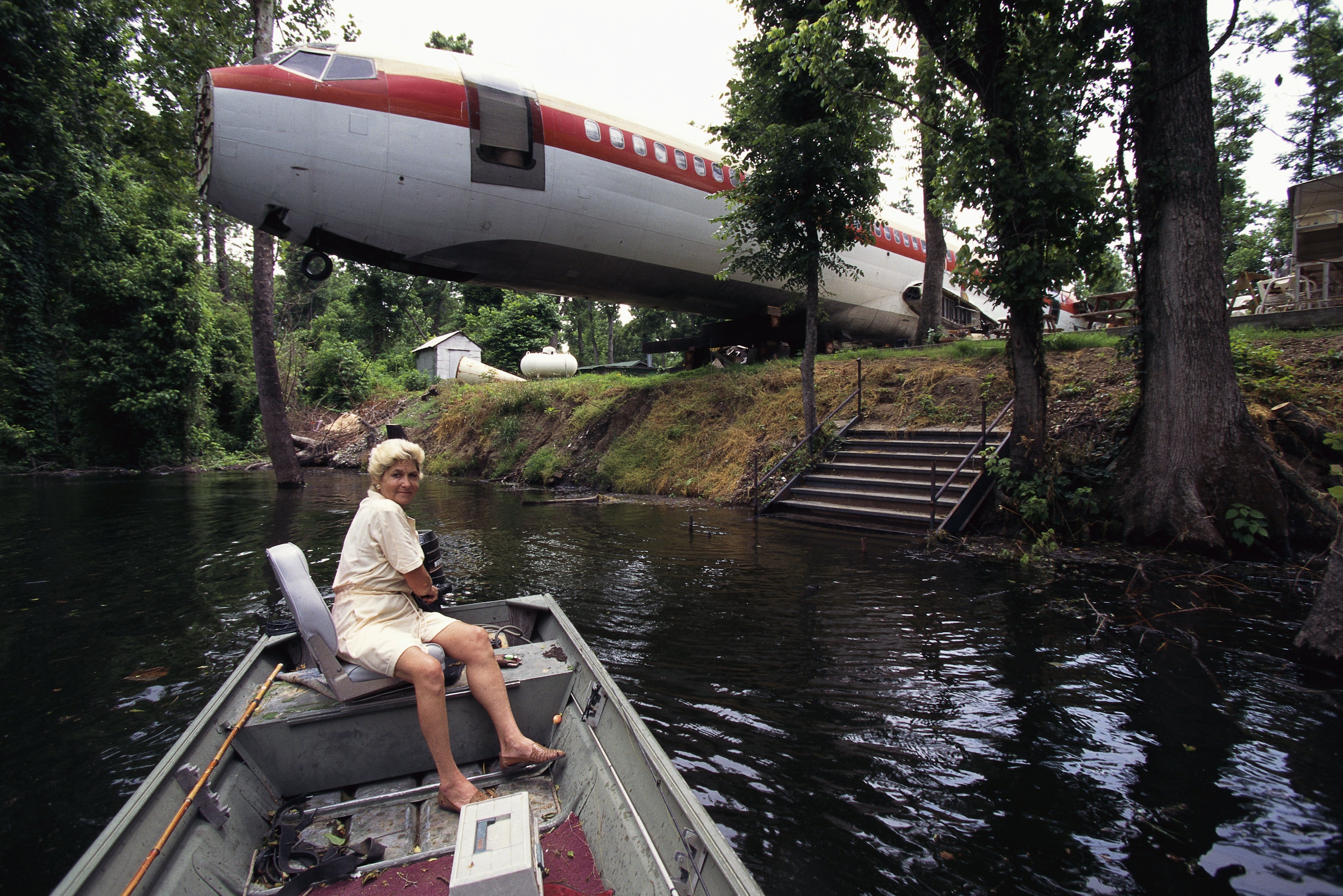 Jo Ann Ussery steuert ein Boot auf einem Teich vor ihrer umgebauten Boeing 727. | Quelle: Getty Images