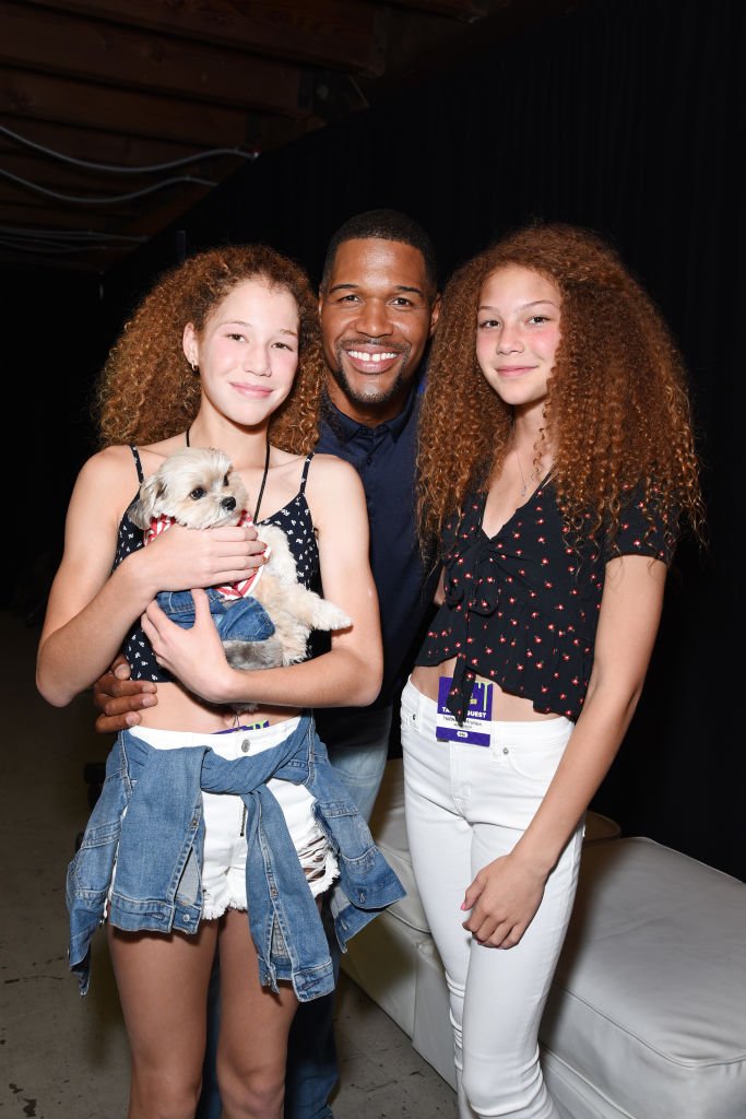 Former NFL player Michael Strahan (C), Sophia Strahan, Isabella Strahan, and Leroy Brown aka Leroy The Good Boy pose in the Green Room at the Nickelodeon Kids' Choice Sports 2018 at Barker Hangar on July 19, 2018 | Photo: Getty Images