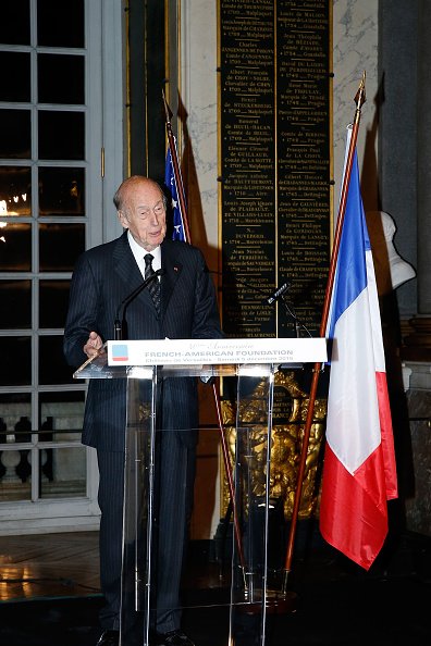 Valery Giscard d'Estaing, s'exprime lors du dîner de gala "France-USA" au Château de Versailles. | Photo : Getty Images.