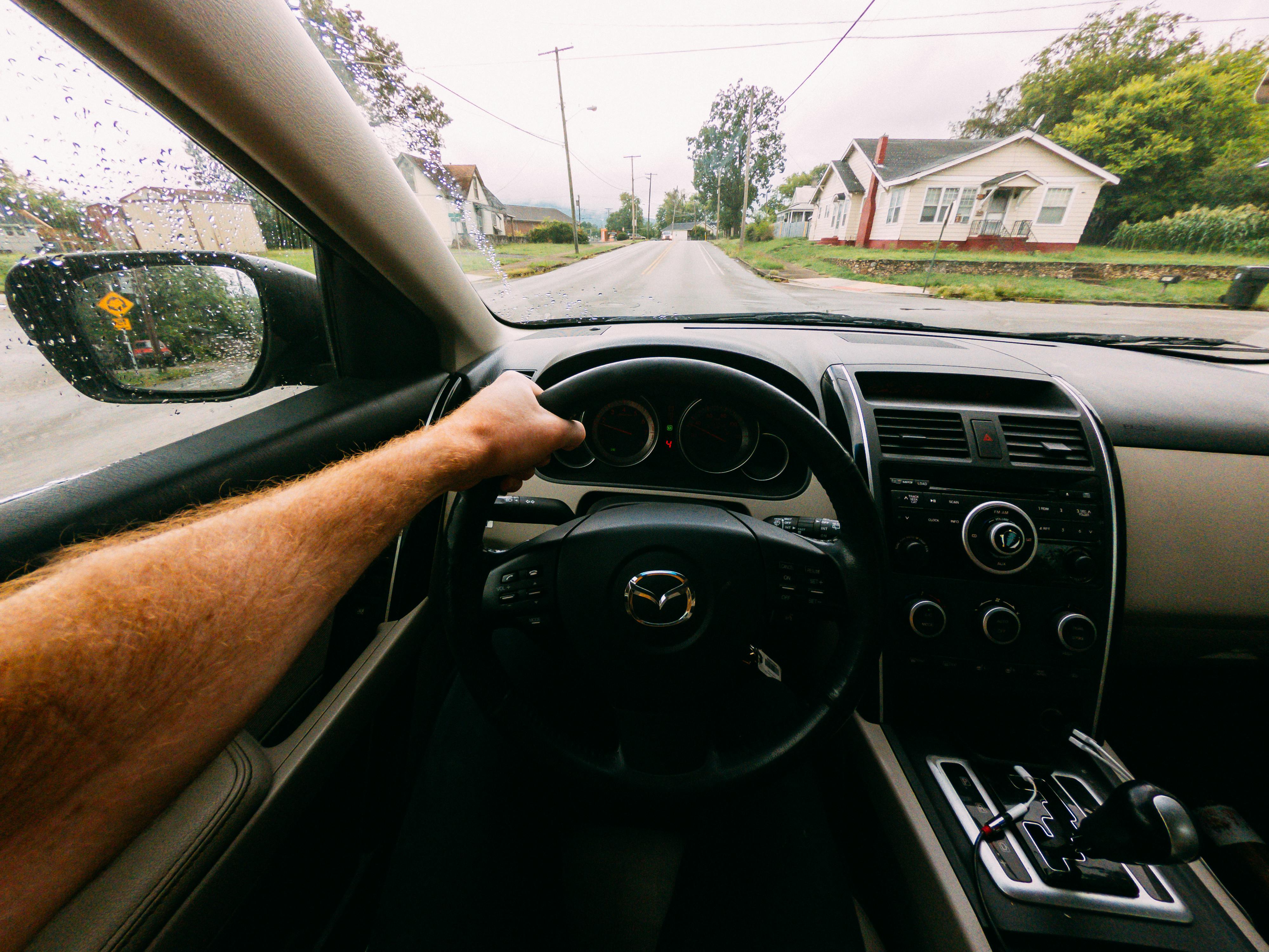 Man drives a car | Source: Pexels