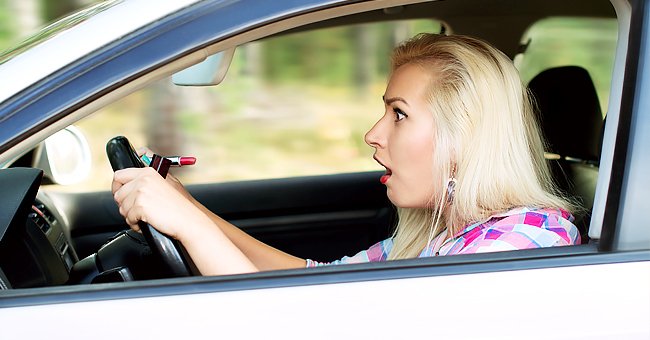 A photo of a blonde driving. | Photo: Shutterstock