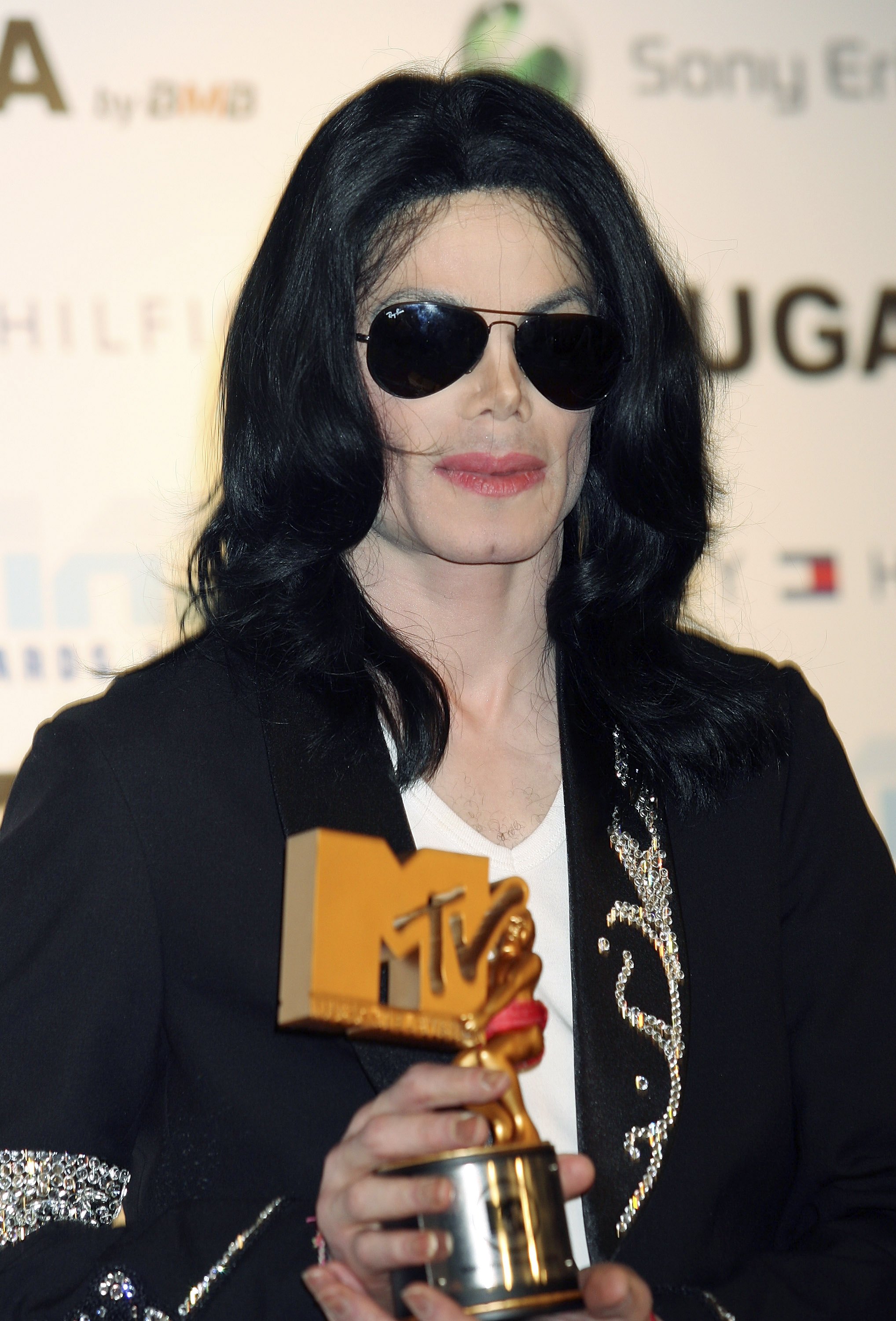 Michael Jackson photographed with his award MTV Video Music Awards in 2006 | Source: Getty Images