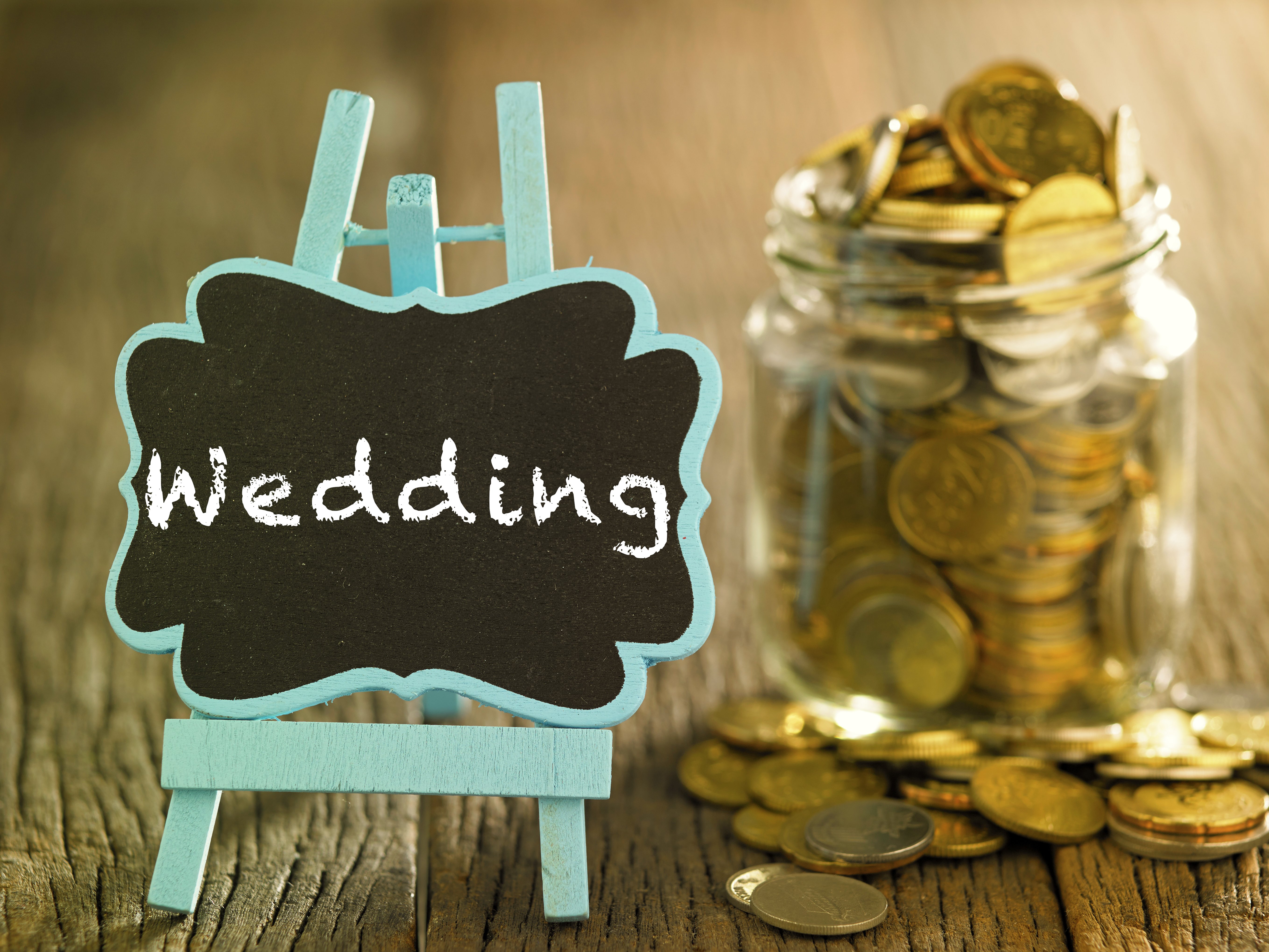Jar full of savings for the big day. | Photo: Shutterstock