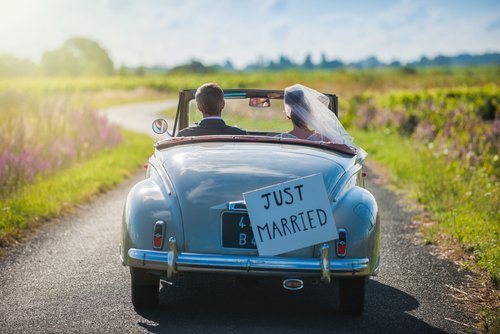 Newlywed couple on the way to their honeymoon.| Photo: Shutterstock.