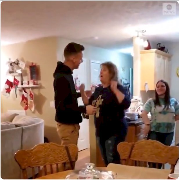 Mom bursts into tears as Marine son returns home for Christmas and ...