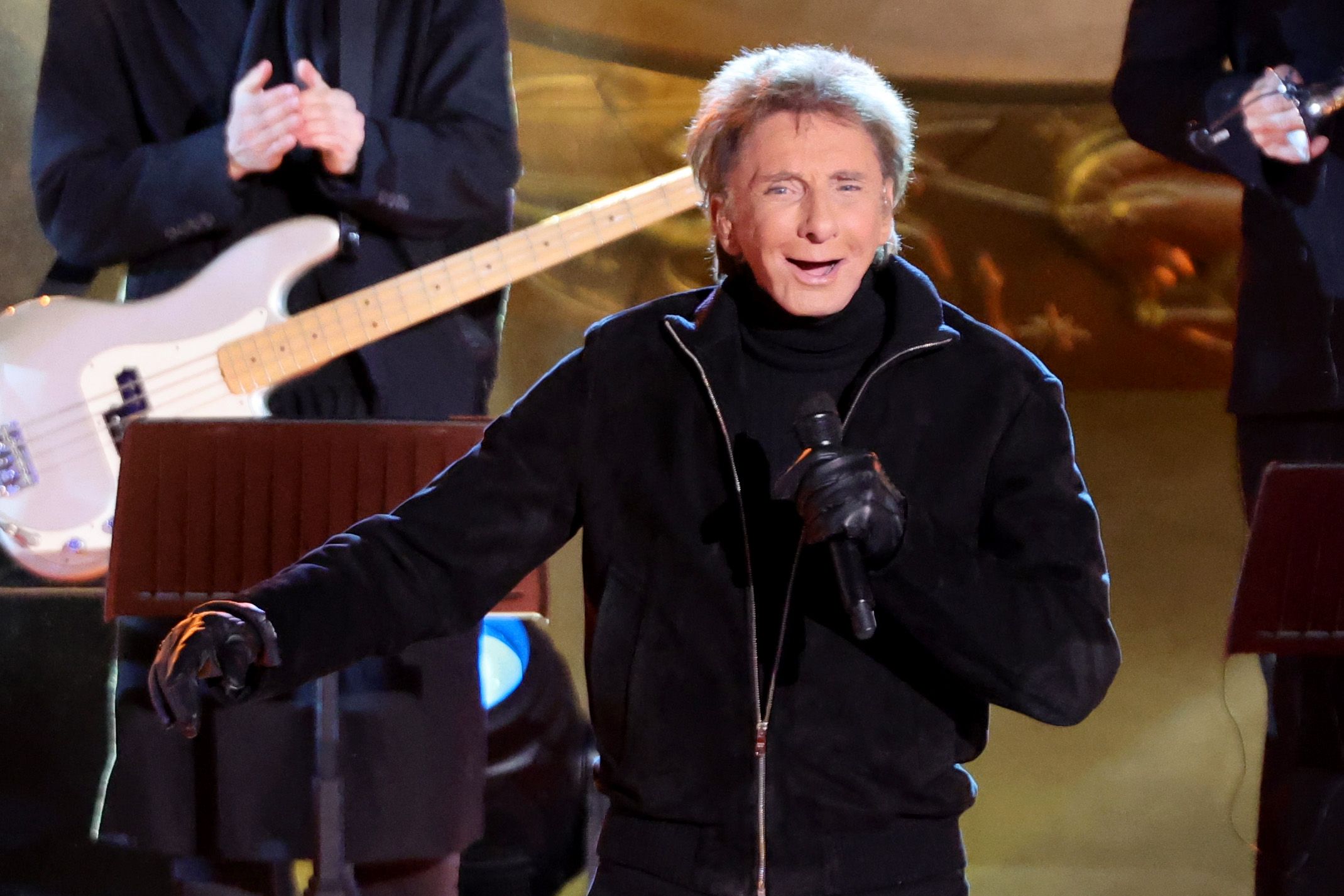 Barry Manilow during the 2023 Rockefeller Center Christmas Tree Lighting Ceremony at Rockefeller Center on November 29, 2023, in New York City | Source: Getty Images