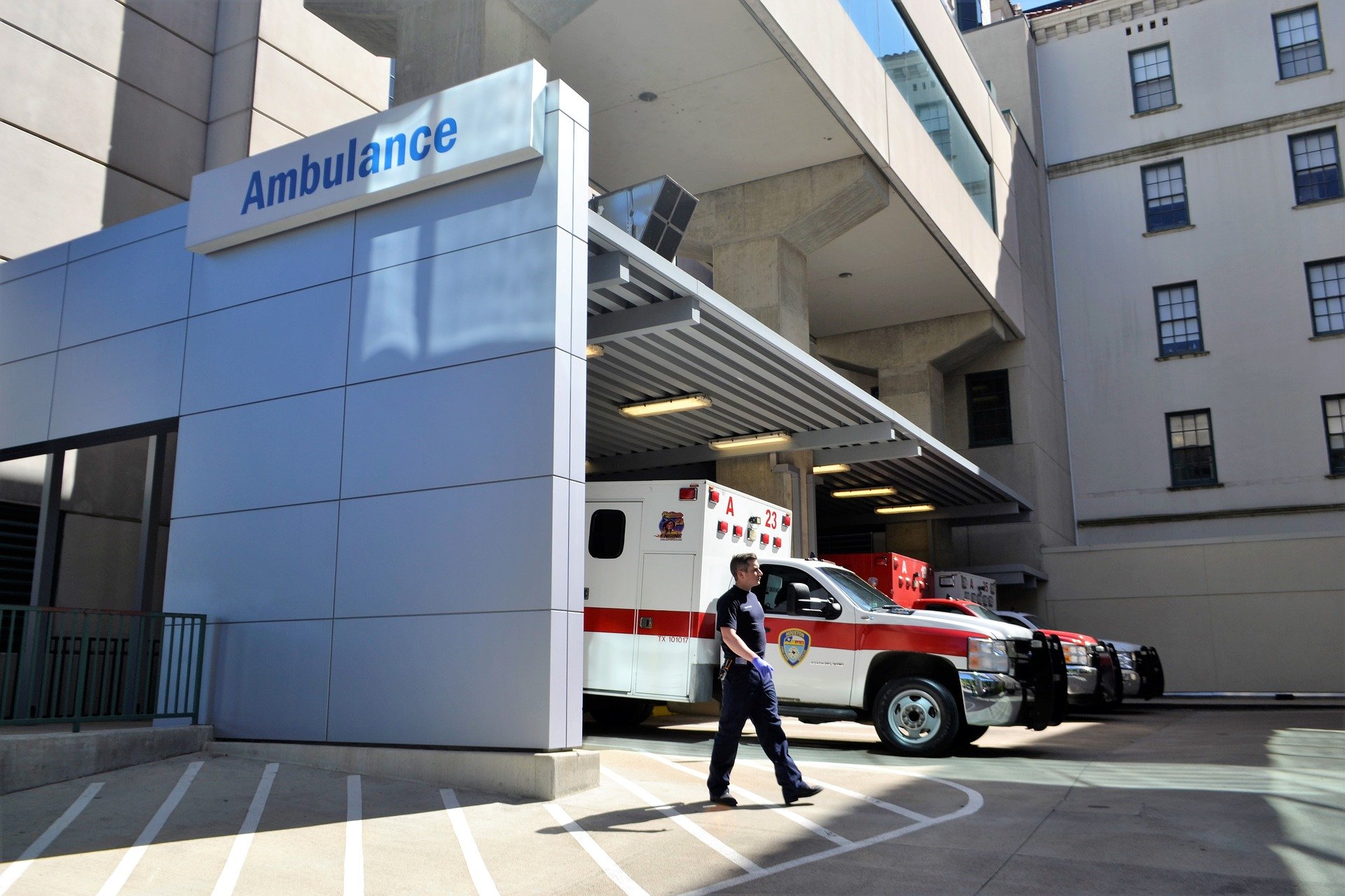 Pictured - An image of an emergency room with ambulances and a first responder outside | Source: Pixabay 