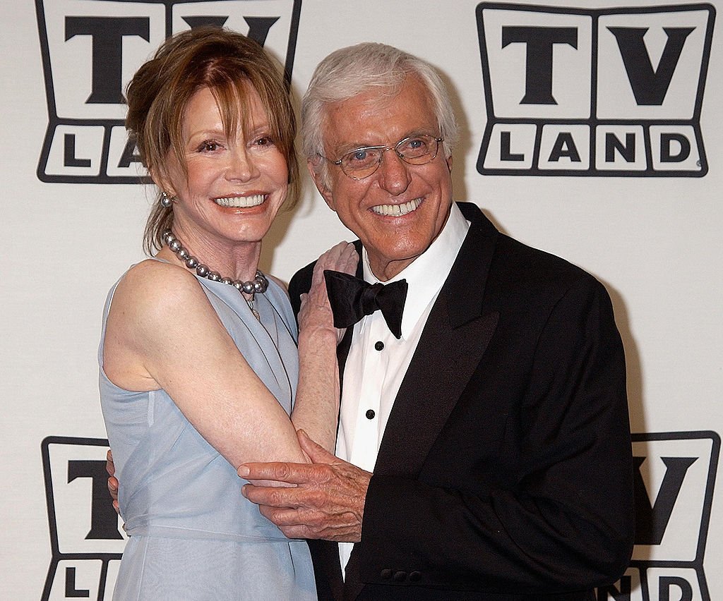 Mary Tyler Moore and Dick Van Dyke at Hollywood Palladium in Hollywood, California in March 2003 | Photo: Getty Images 